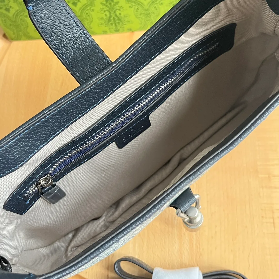 Actual shot #💰340 Model: 678843. Blue glue size: 28x 19x 4.5cm.   💕💕Gucci UN3AG 1294 product details. Gucci's "Aria-Fashion Aria" series uses modern techniques to reinterpret classics. The Jackie 1961 series has launched a new rectangular tote bag with soft texture and flexible structure. The archive design is paired with logo details such as the all-over GG pattern and striped webbing, and exquisite accessories pay tribute to Gucci's heritage.