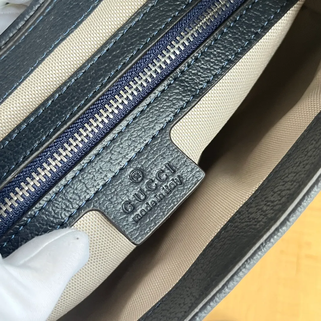 Actual shot #💰340 Model: 678843. Blue glue size: 28x 19x 4.5cm.   💕💕Gucci UN3AG 1294 product details. Gucci's "Aria-Fashion Aria" series uses modern techniques to reinterpret classics. The Jackie 1961 series has launched a new rectangular tote bag with soft texture and flexible structure. The archive design is paired with logo details such as the all-over GG pattern and striped webbing, and exquisite accessories pay tribute to Gucci's heritage.