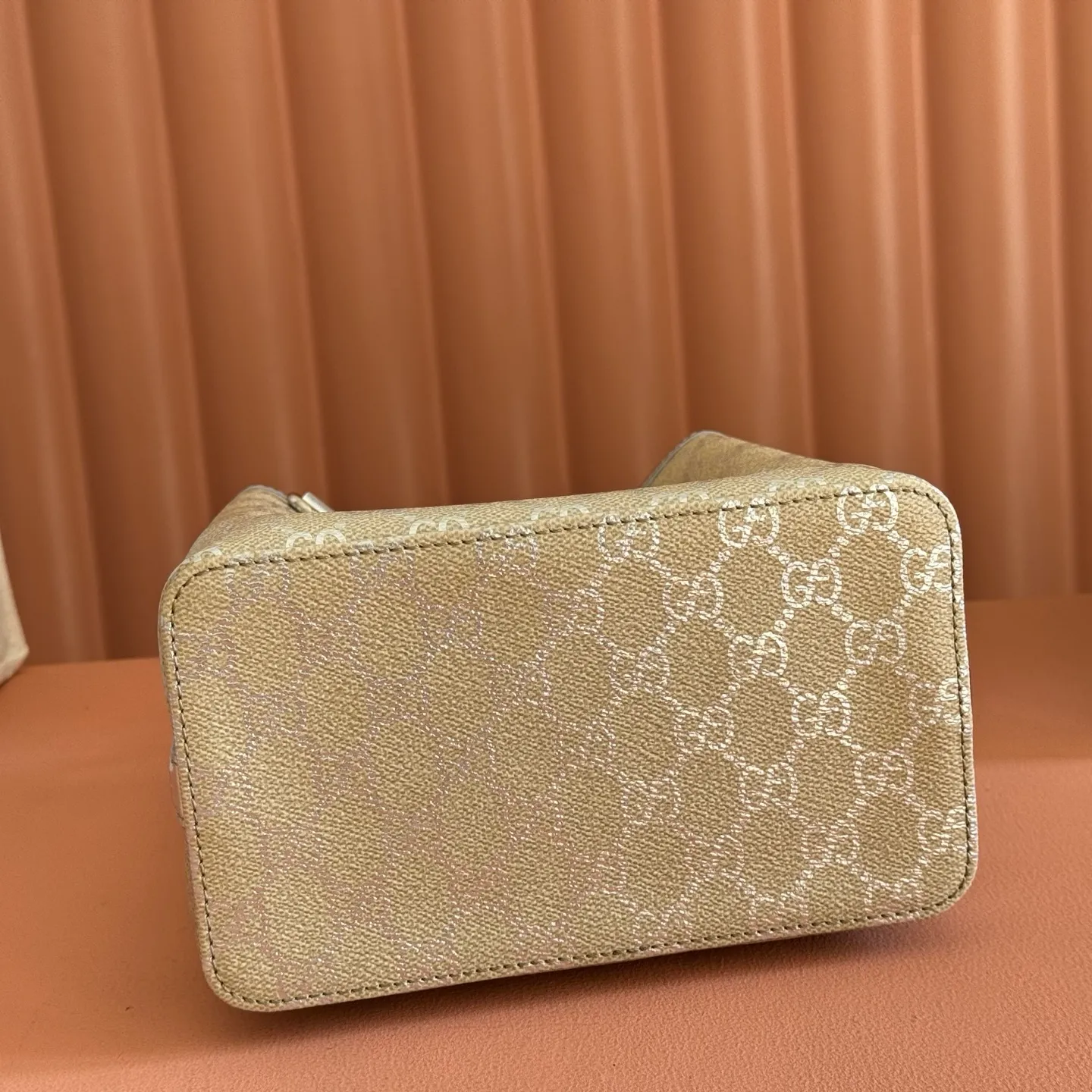p940💋💋💋【Equipped with full set of original packaging at the counter】The GG Emblem series reinterprets the brand's enduring elegance and exquisite craftsmanship. It uses metallic styles to create a new interpretation of the iconic GG pattern, and is paired with metallic leather piping to complete the overall design. Light beige and silver metallic laminated-effect GG monogram coated fabric Silver metallic leather trim Silver-toned hardware Light gray cotton and linen lining Additional D-ring for attaching detachable items Interior: Two compartments and a central snap-stud compartment Top handle with hook closure (Height: 14cm) Removable and adjustable leather shoulder strap (Height: 52cm - 57.5cm; Length: 107cm - 114cm) Magnetic snap closure Model: 815118. Dimensions: 19cm (W) x 18cm (H) x 11cm (D) Weight: approx. 0.45kg Colour: Light Beige/Silver. Made in Italy