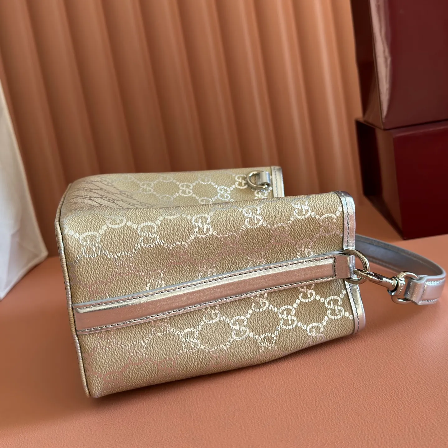 p940💋💋💋【Equipped with full set of original packaging at the counter】The GG Emblem series reinterprets the brand's enduring elegance and exquisite craftsmanship. It uses metallic styles to create a new interpretation of the iconic GG pattern, and is paired with metallic leather piping to complete the overall design. Light beige and silver metallic laminated-effect GG monogram coated fabric Silver metallic leather trim Silver-toned hardware Light gray cotton and linen lining Additional D-ring for attaching detachable items Interior: Two compartments and a central snap-stud compartment Top handle with hook closure (Height: 14cm) Removable and adjustable leather shoulder strap (Height: 52cm - 57.5cm; Length: 107cm - 114cm) Magnetic snap closure Model: 815118. Dimensions: 19cm (W) x 18cm (H) x 11cm (D) Weight: approx. 0.45kg Colour: Light Beige/Silver. Made in Italy