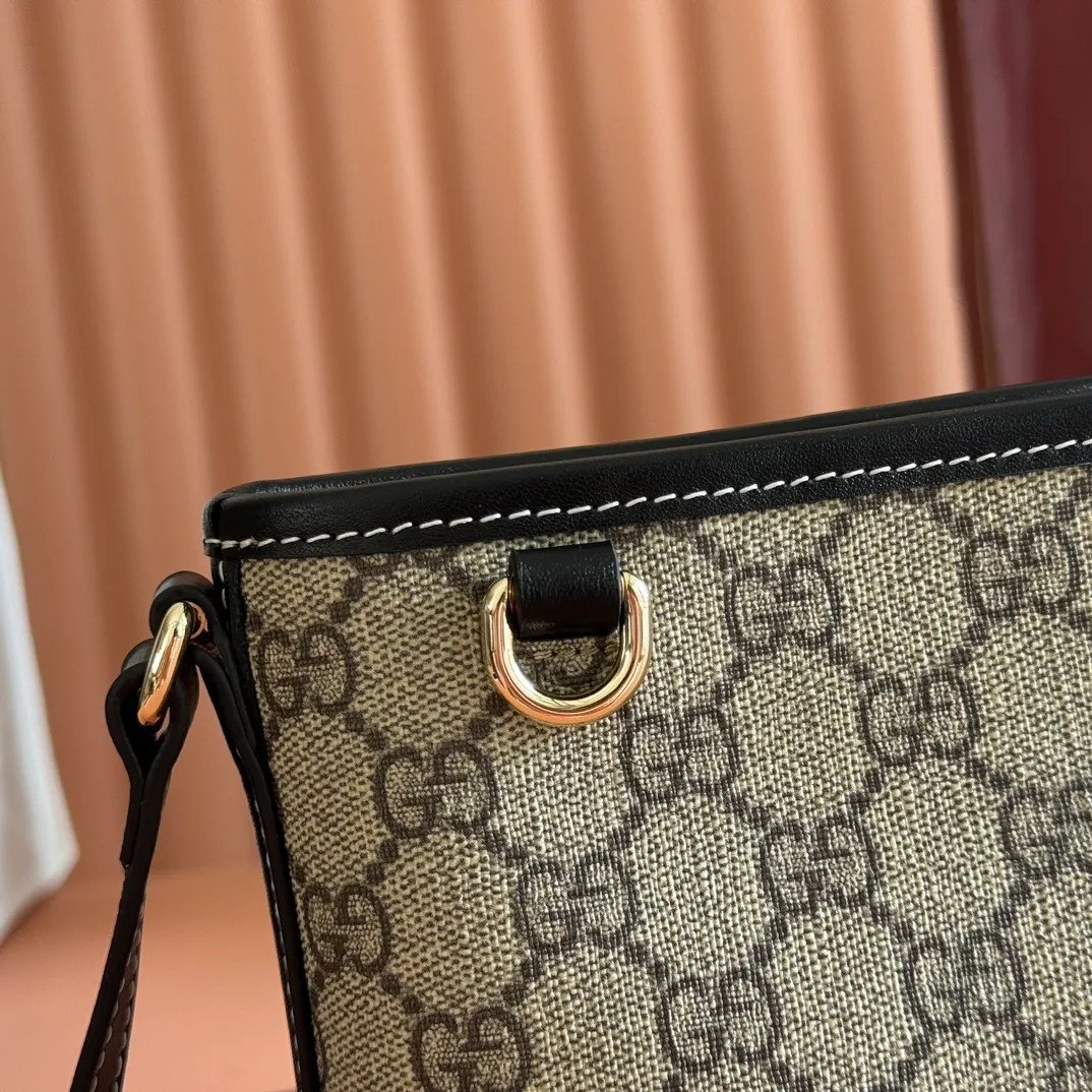 p880. 💋💋💋 Comes with a full set of original counter packaging [New product] 2025 autumn and winter series, this mini bucket bag reinterprets brand elements with practical design, adding a masterpiece to the new GG Emblem series. This mini bucket bag has a simple and compact silhouette with exquisite details. It is designed with a long shoulder strap and is comfortable to carry, making it a versatile item suitable for day and night occasions. New GG monogram coated fabric in beige and dark brown Black leather piping Gold-toned hardware Red and green webbing cotton lining Adjustable leather shoulder strap Height: 52-58 cm Model number: 847090. Dimensions: 15cm (bottom width) x 18cm (top width) x 18cm (height) x 8cm (depth) Weight: approx. 0.211kg Color: Pink/PVC. Made in Italy