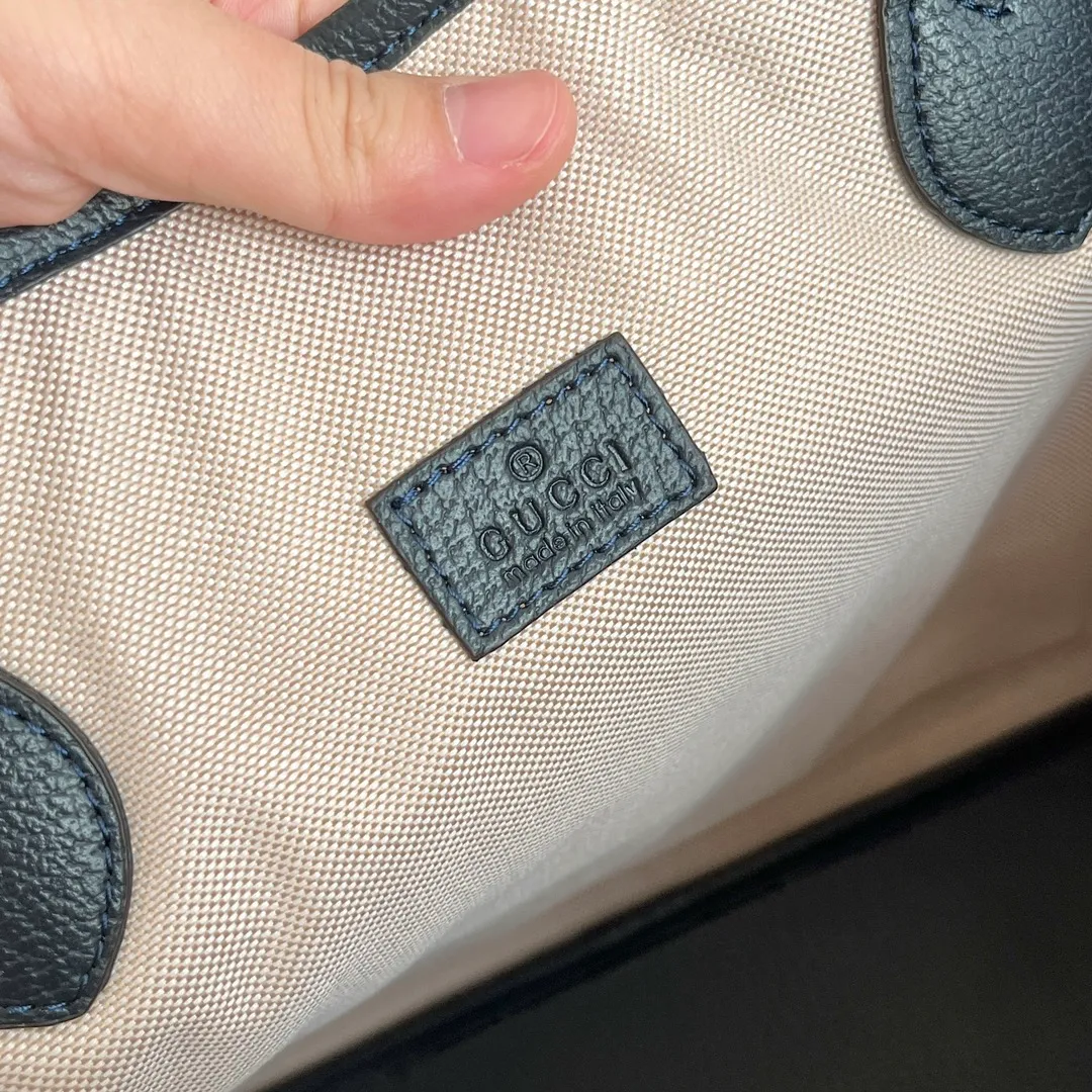Actual shot #💰300 Model: 739730 Size: 38.5x28.5x15cm The GG Ophidia series is still one of Gucci’s iconic handbags. The brand launches new styles every season, creating versatile accessories that suit every look. Two handles give this tote a multi-functional character, allowing it to be worn as a shoulder bag or as a handbag. As a classic design element, the Double G has been deeply embedded in the brand's design. On this handbag, it is presented in a dazzling manner, contrasting with the GG Supreme canvas and brown leather piping.