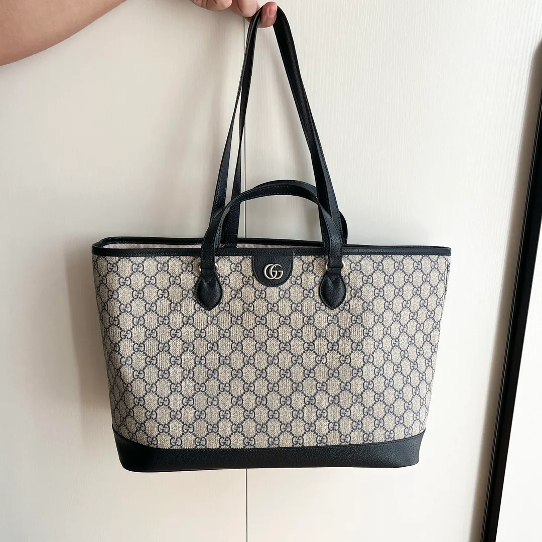 Actual shot #💰300 Model: 739730 Size: 38.5x28.5x15cm The GG Ophidia series is still one of Gucci’s iconic handbags. The brand launches new styles every season, creating versatile accessories that suit every look. Two handles give this tote a multi-functional character, allowing it to be worn as a shoulder bag or as a handbag. As a classic design element, the Double G has been deeply embedded in the brand's design. On this handbag, it is presented in a dazzling manner, contrasting with the GG Supreme canvas and brown leather piping.
