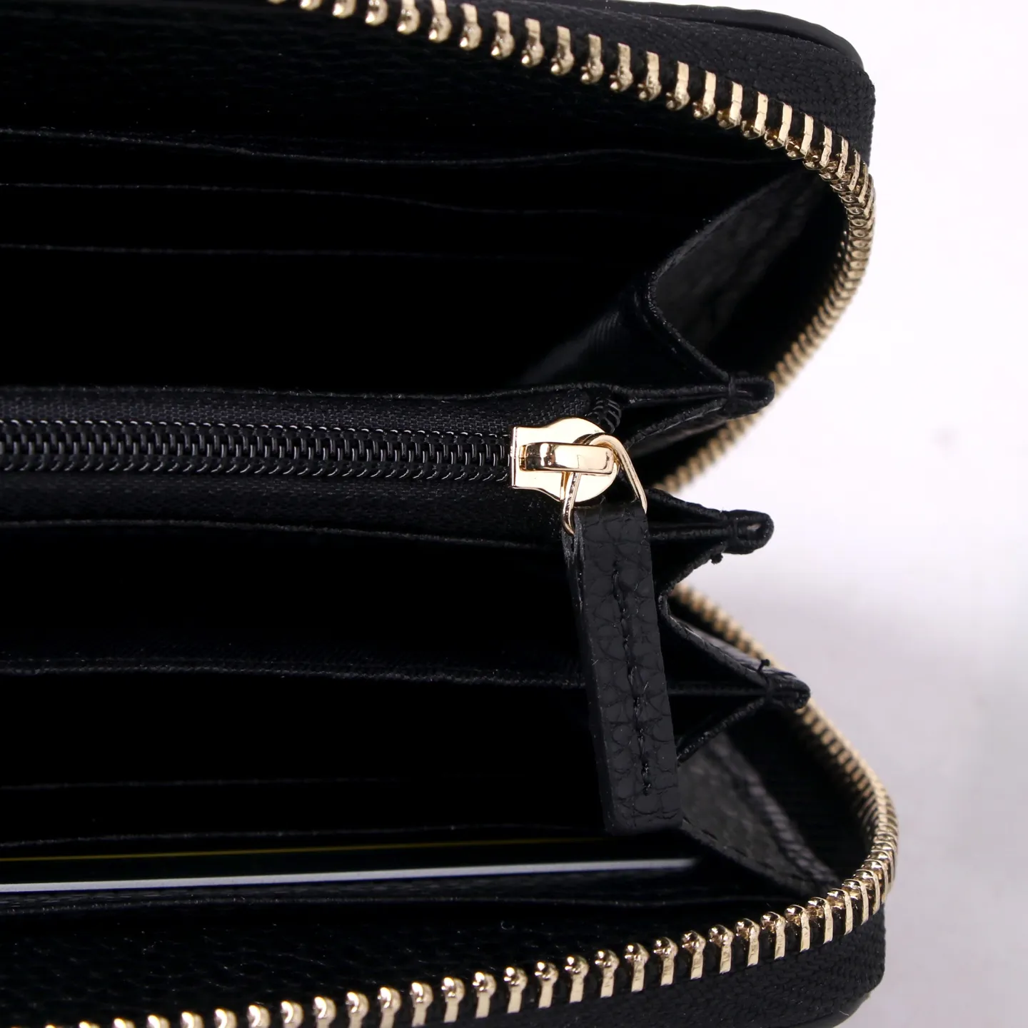💰170 Style number: GA009 Brand: Gucci Color: black pink Size: 19*10*3 Description: Gucci counter synchronization, new Ophidia series! A new work made of calfskin imported from Italy, equipped with classic double G hardware, new style and contour support is now available. Made from top overseas hardware!