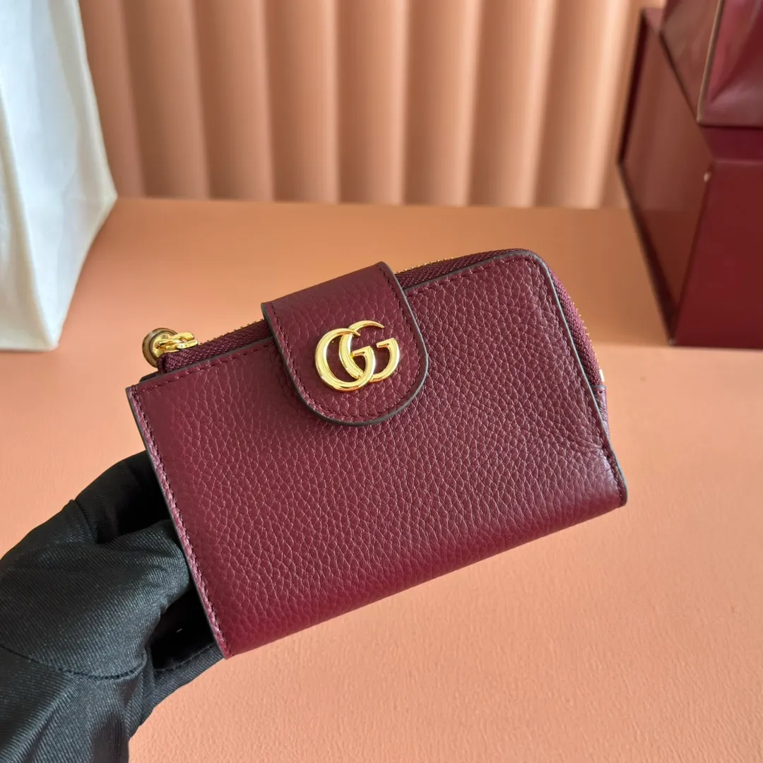 p480. 💋💋💋"With full original packaging" GG Marmont series wallet. This GG Marmont series wallet is made of classic and durable black leather, adding another classic to the "Aria-Fashion Aria" series. The Double G accessory originates from the belt buckle design of the 1970s, and is reinterpreted on this wallet in tone-on-tone resin. The classic design is combined with a monochromatic color scheme to highlight the modern fashion style. Model: 739498. Size: 13*8.5*2cm. Color: Encore/original leather.