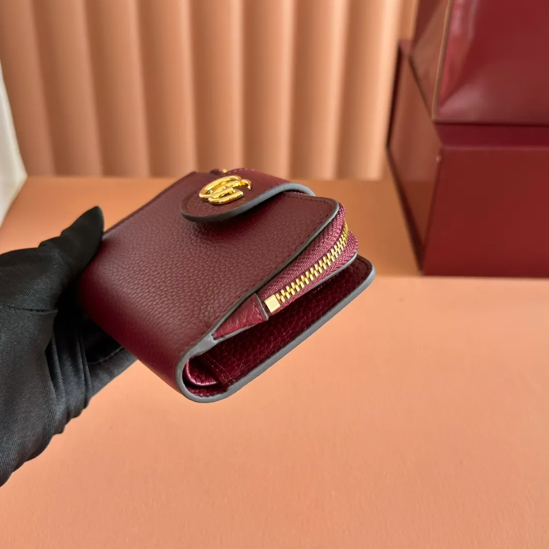 p480. 💋💋💋"With full original packaging" GG Marmont series wallet. This GG Marmont series wallet is made of classic and durable black leather, adding another classic to the "Aria-Fashion Aria" series. The Double G accessory originates from the belt buckle design of the 1970s, and is reinterpreted on this wallet in tone-on-tone resin. The classic design is combined with a monochromatic color scheme to highlight the modern fashion style. Model: 739498. Size: 13*8.5*2cm. Color: Encore/original leather.