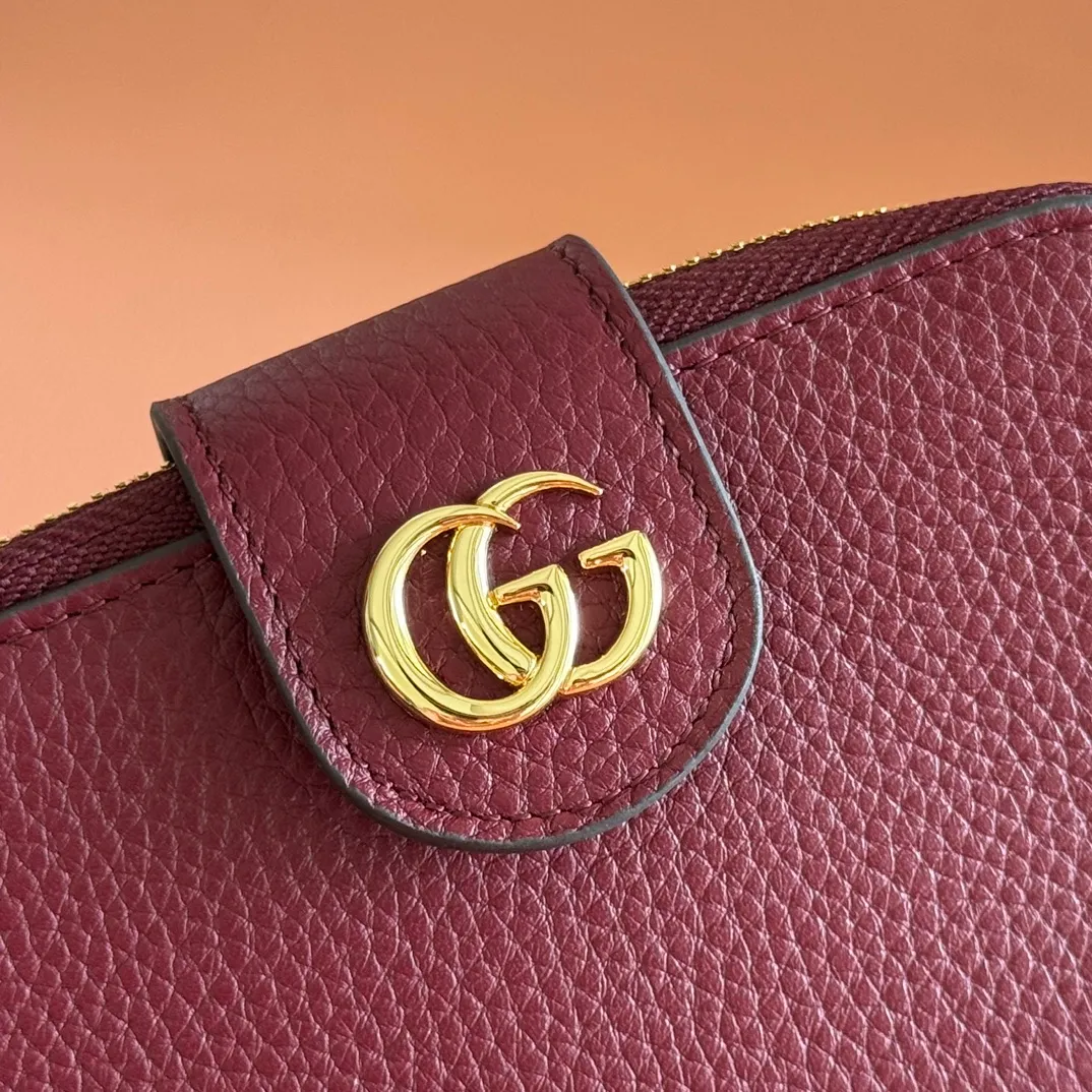 p480. 💋💋💋"With full original packaging" GG Marmont series wallet. This GG Marmont series wallet is made of classic and durable black leather, adding another classic to the "Aria-Fashion Aria" series. The Double G accessory originates from the belt buckle design of the 1970s, and is reinterpreted on this wallet in tone-on-tone resin. The classic design is combined with a monochromatic color scheme to highlight the modern fashion style. Model: 739498. Size: 13*8.5*2cm. Color: Encore/original leather.