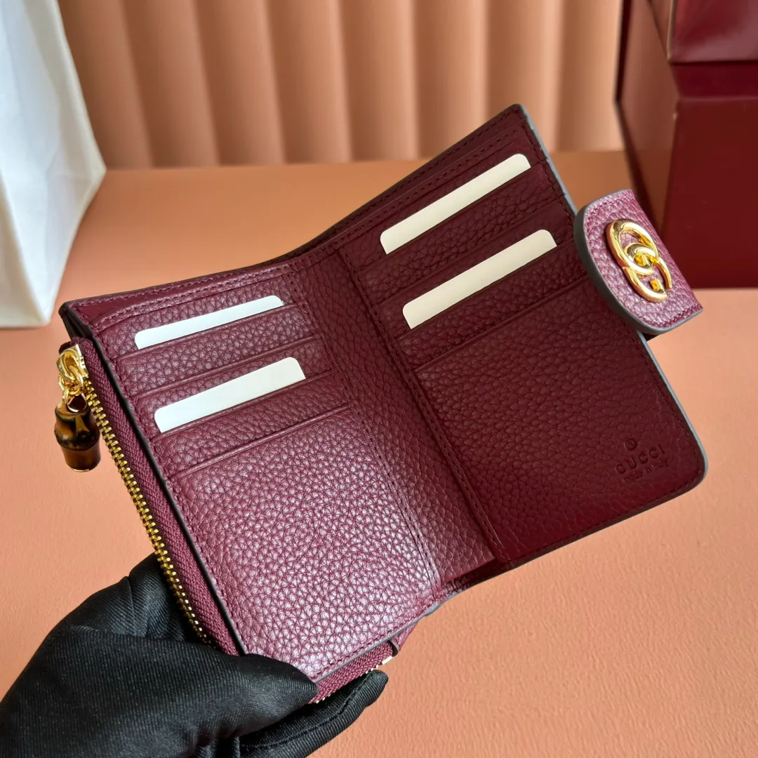 p480. 💋💋💋"With full original packaging" GG Marmont series wallet. This GG Marmont series wallet is made of classic and durable black leather, adding another classic to the "Aria-Fashion Aria" series. The Double G accessory originates from the belt buckle design of the 1970s, and is reinterpreted on this wallet in tone-on-tone resin. The classic design is combined with a monochromatic color scheme to highlight the modern fashion style. Model: 739498. Size: 13*8.5*2cm. Color: Encore/original leather.