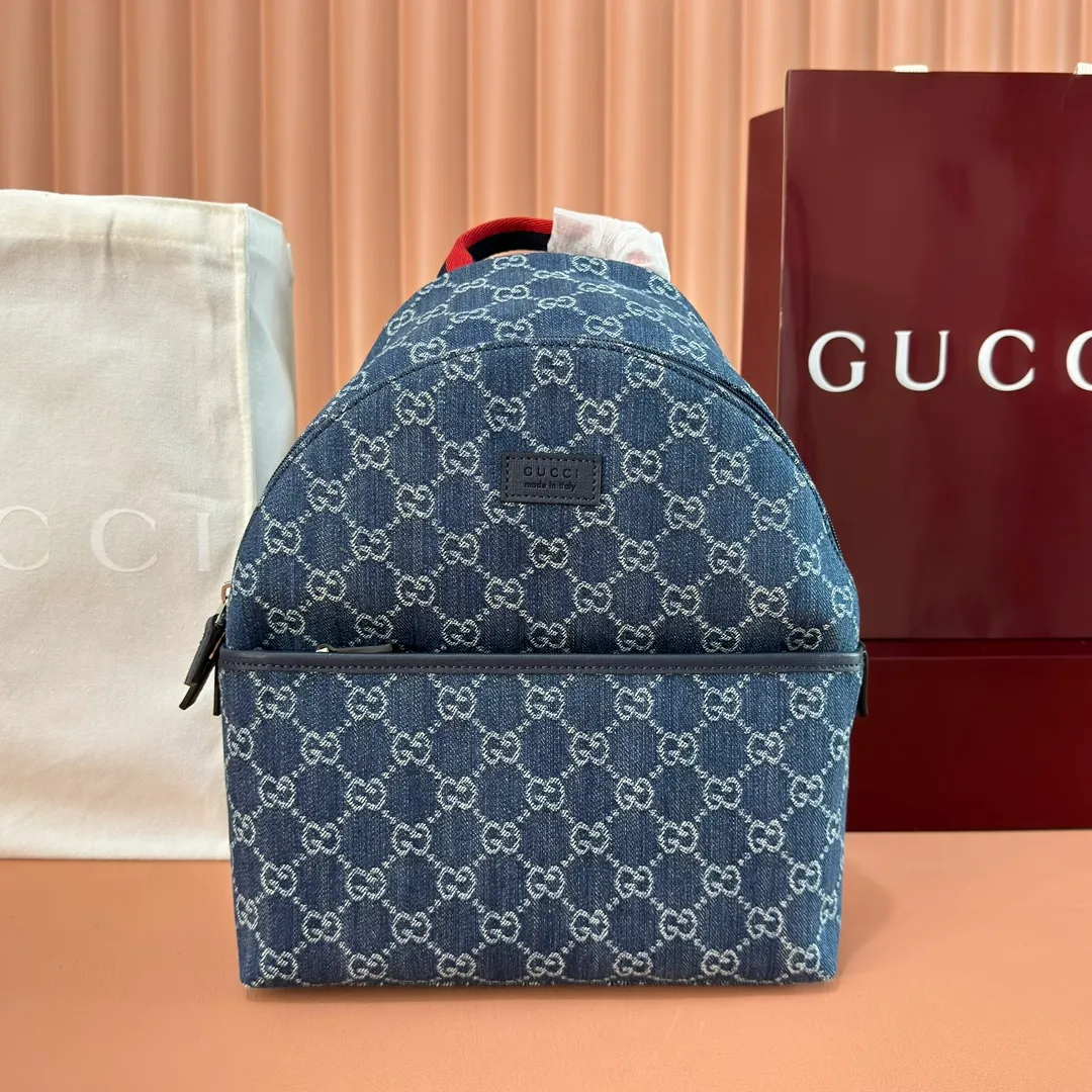 p1000💋💋💋"With full set of original counter packaging" [New Product] The 2025 early autumn children's series presents a series of well-loved patterns such as classic logo details. This GG denim fabric backpack draws inspiration from the design of the adult series and is ingeniously embellished with a "Made in Italy" leather label to highlight the brand's connotation. Blue and ivory GG denim, dark blue leather piping, red and blue webbing "Gucci Made in Italy" leather label, adjustable shoulder strap, zippered inner pocket, zippered outer pocket, top handle, zipper fly. Model number: 782708. Dimensions: 32cm (H) x 25cm (W) x 11cm (D) Colour: Blue denim. Made in Italy