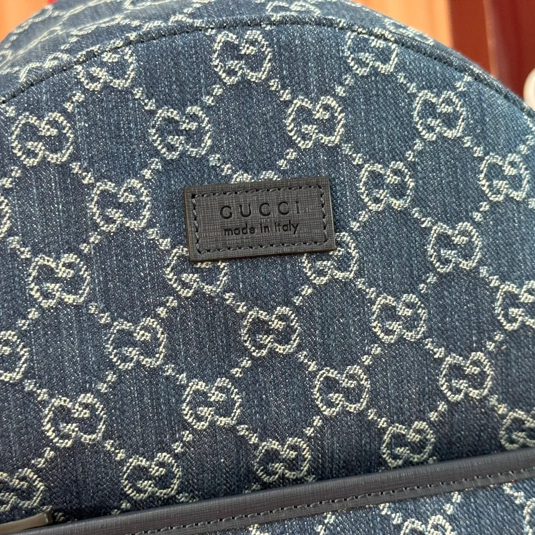 p1000💋💋💋"With full set of original counter packaging" [New Product] The 2025 early autumn children's series presents a series of well-loved patterns such as classic logo details. This GG denim fabric backpack draws inspiration from the design of the adult series and is ingeniously embellished with a "Made in Italy" leather label to highlight the brand's connotation. Blue and ivory GG denim, dark blue leather piping, red and blue webbing "Gucci Made in Italy" leather label, adjustable shoulder strap, zippered inner pocket, zippered outer pocket, top handle, zipper fly. Model number: 782708. Dimensions: 32cm (H) x 25cm (W) x 11cm (D) Colour: Blue denim. Made in Italy
