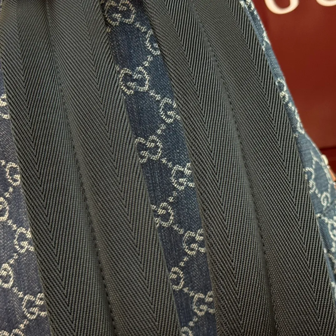 p1000💋💋💋"With full set of original counter packaging" [New Product] The 2025 early autumn children's series presents a series of well-loved patterns such as classic logo details. This GG denim fabric backpack draws inspiration from the design of the adult series and is ingeniously embellished with a "Made in Italy" leather label to highlight the brand's connotation. Blue and ivory GG denim, dark blue leather piping, red and blue webbing "Gucci Made in Italy" leather label, adjustable shoulder strap, zippered inner pocket, zippered outer pocket, top handle, zipper fly. Model number: 782708. Dimensions: 32cm (H) x 25cm (W) x 11cm (D) Colour: Blue denim. Made in Italy