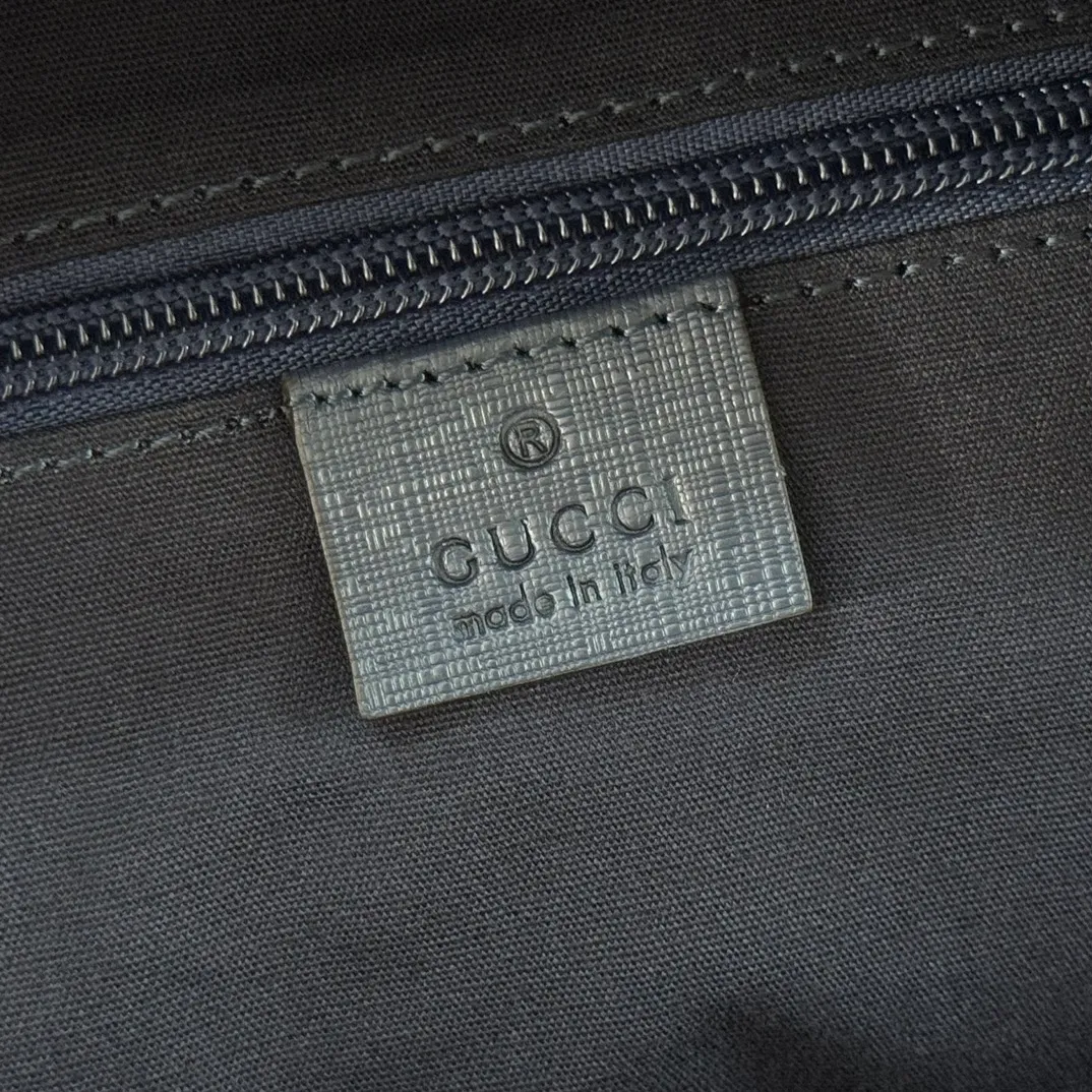 p1000💋💋💋"With full set of original counter packaging" [New Product] The 2025 early autumn children's series presents a series of well-loved patterns such as classic logo details. This GG denim fabric backpack draws inspiration from the design of the adult series and is ingeniously embellished with a "Made in Italy" leather label to highlight the brand's connotation. Blue and ivory GG denim, dark blue leather piping, red and blue webbing "Gucci Made in Italy" leather label, adjustable shoulder strap, zippered inner pocket, zippered outer pocket, top handle, zipper fly. Model number: 782708. Dimensions: 32cm (H) x 25cm (W) x 11cm (D) Colour: Blue denim. Made in Italy
