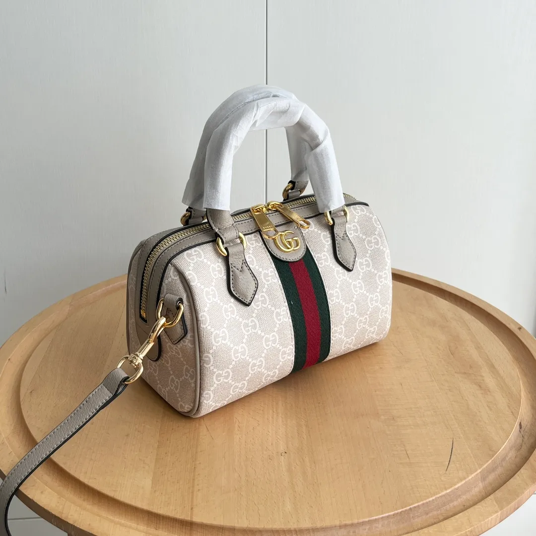 Upgraded version of real shot #💰320 Model: 772053. Dimensions: 14 (length) x 21.5 (width) x 11.5cm (thickness) As a brand classic, GG Supreme canvas has become an iconic fabric in the Gucci design world. The fabric appears frequently in the brand's new collections and is reinterpreted through the Gucci aesthetic perspective. This mini tote is embellished with the brand's signature monogram throughout. The classic interlocking G-shaped accessories add branding charm to this piece.
