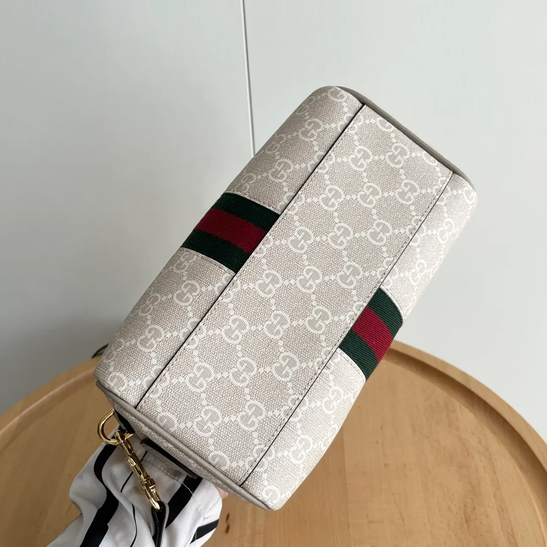 Upgraded version of real shot #💰320 Model: 772053. Dimensions: 14 (length) x 21.5 (width) x 11.5cm (thickness) As a brand classic, GG Supreme canvas has become an iconic fabric in the Gucci design world. The fabric appears frequently in the brand's new collections and is reinterpreted through the Gucci aesthetic perspective. This mini tote is embellished with the brand's signature monogram throughout. The classic interlocking G-shaped accessories add branding charm to this piece.