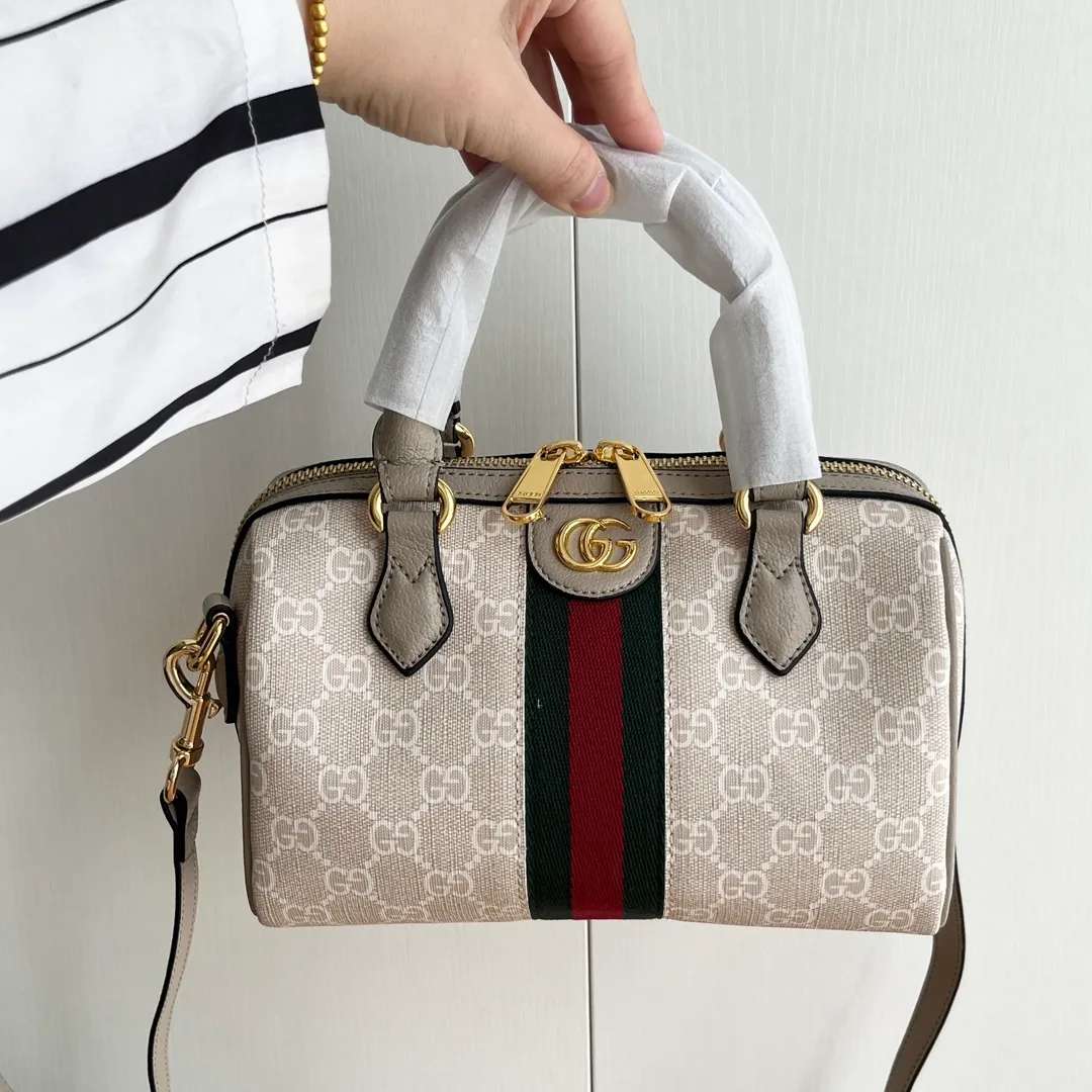 Upgraded version of real shot #💰320 Model: 772053. Dimensions: 14 (length) x 21.5 (width) x 11.5cm (thickness) As a brand classic, GG Supreme canvas has become an iconic fabric in the Gucci design world. The fabric appears frequently in the brand's new collections and is reinterpreted through the Gucci aesthetic perspective. This mini tote is embellished with the brand's signature monogram throughout. The classic interlocking G-shaped accessories add branding charm to this piece.