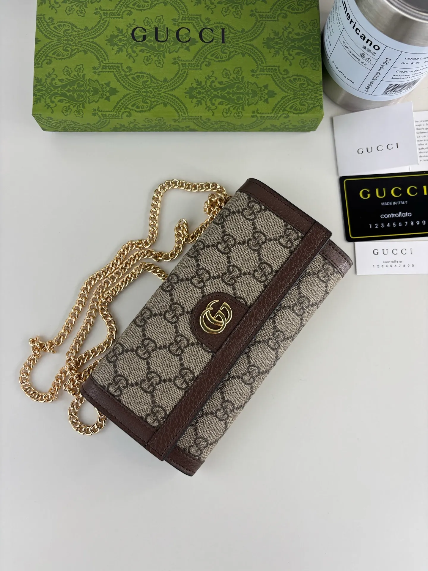 💰180 Ophidia series will launch new silhouettes and new fabrics every season, demonstrating the brand's continuous innovation of design concepts. The monogram pattern inspired by Mr. Guccio Gucci's initials continues to infuse new products with brand logo charm. Crafted from archive beige and ebony GG Supreme canvas, this chain wallet is cleverly integrated with Double G-shaped accessories to enrich the entire design. Style No.: 772309 Size: 19cm x 10cm x 3.5cm Color: Brown