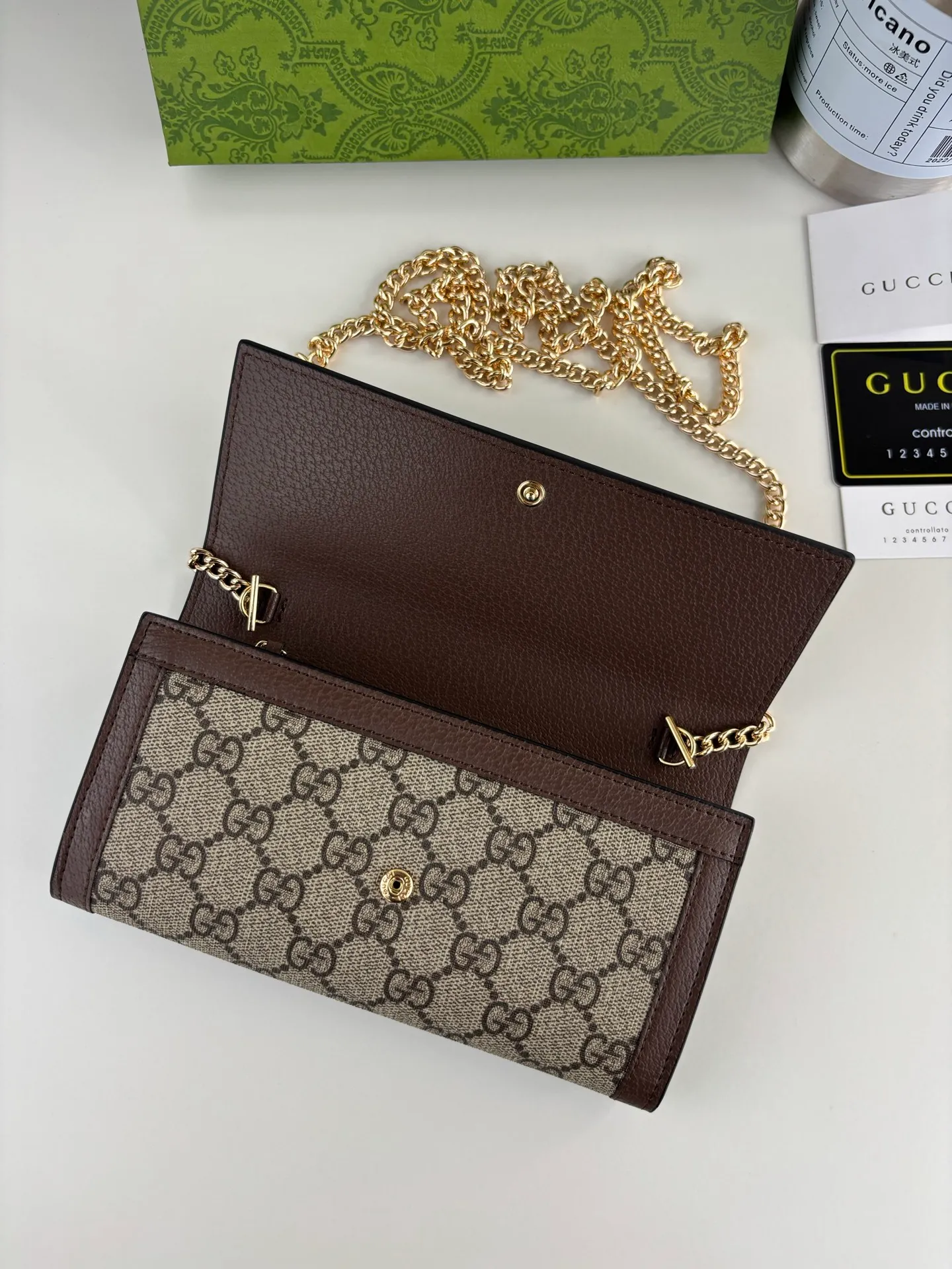 💰180 Ophidia series will launch new silhouettes and new fabrics every season, demonstrating the brand's continuous innovation of design concepts. The monogram pattern inspired by Mr. Guccio Gucci's initials continues to infuse new products with brand logo charm. Crafted from archive beige and ebony GG Supreme canvas, this chain wallet is cleverly integrated with Double G-shaped accessories to enrich the entire design. Style No.: 772309 Size: 19cm x 10cm x 3.5cm Color: Brown