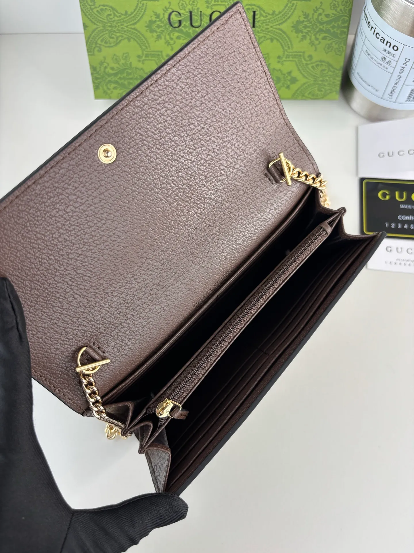 💰180 Ophidia series will launch new silhouettes and new fabrics every season, demonstrating the brand's continuous innovation of design concepts. The monogram pattern inspired by Mr. Guccio Gucci's initials continues to infuse new products with brand logo charm. Crafted from archive beige and ebony GG Supreme canvas, this chain wallet is cleverly integrated with Double G-shaped accessories to enrich the entire design. Style No.: 772309 Size: 19cm x 10cm x 3.5cm Color: Brown