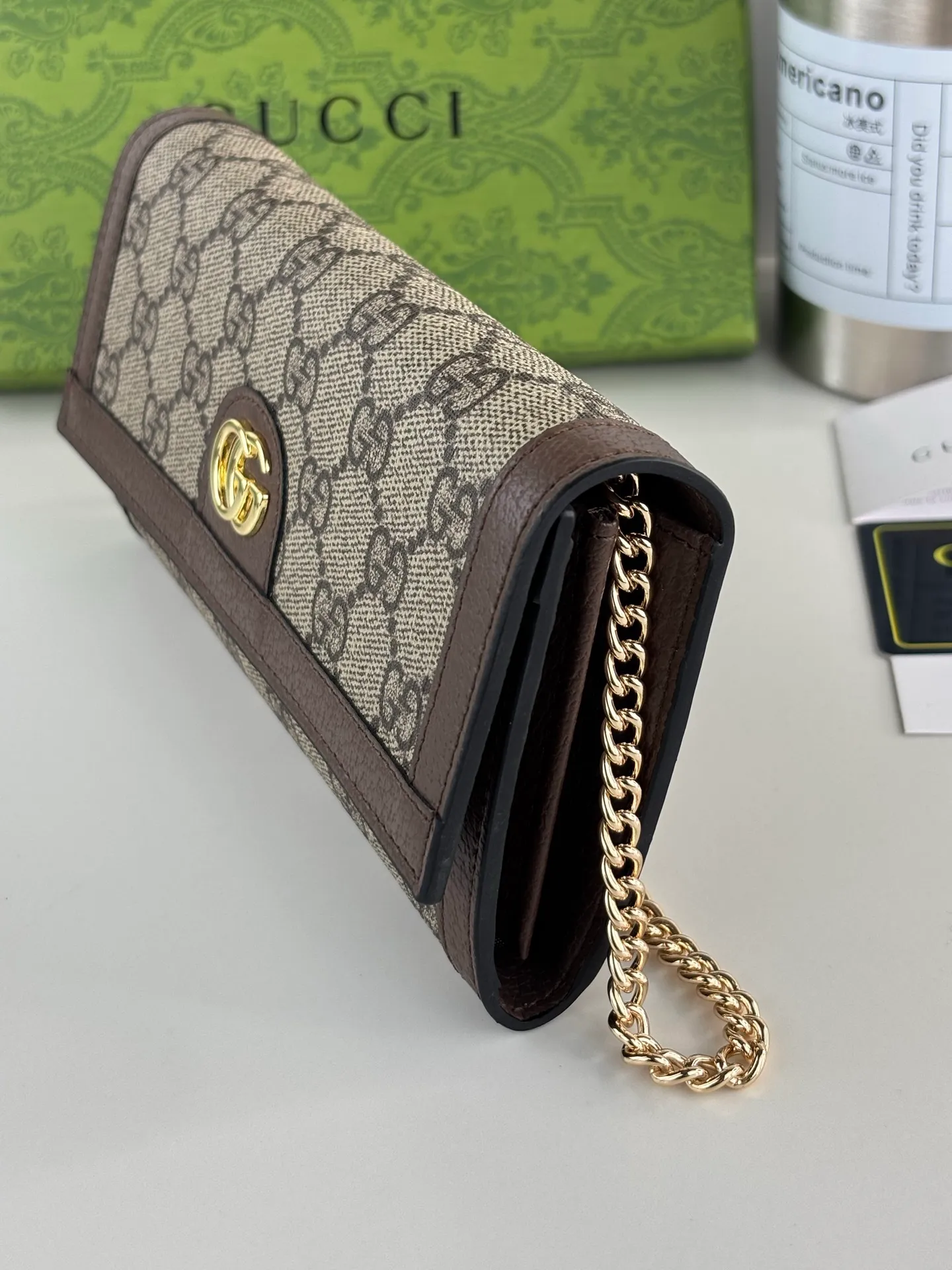 💰180 Ophidia series will launch new silhouettes and new fabrics every season, demonstrating the brand's continuous innovation of design concepts. The monogram pattern inspired by Mr. Guccio Gucci's initials continues to infuse new products with brand logo charm. Crafted from archive beige and ebony GG Supreme canvas, this chain wallet is cleverly integrated with Double G-shaped accessories to enrich the entire design. Style No.: 772309 Size: 19cm x 10cm x 3.5cm Color: Brown