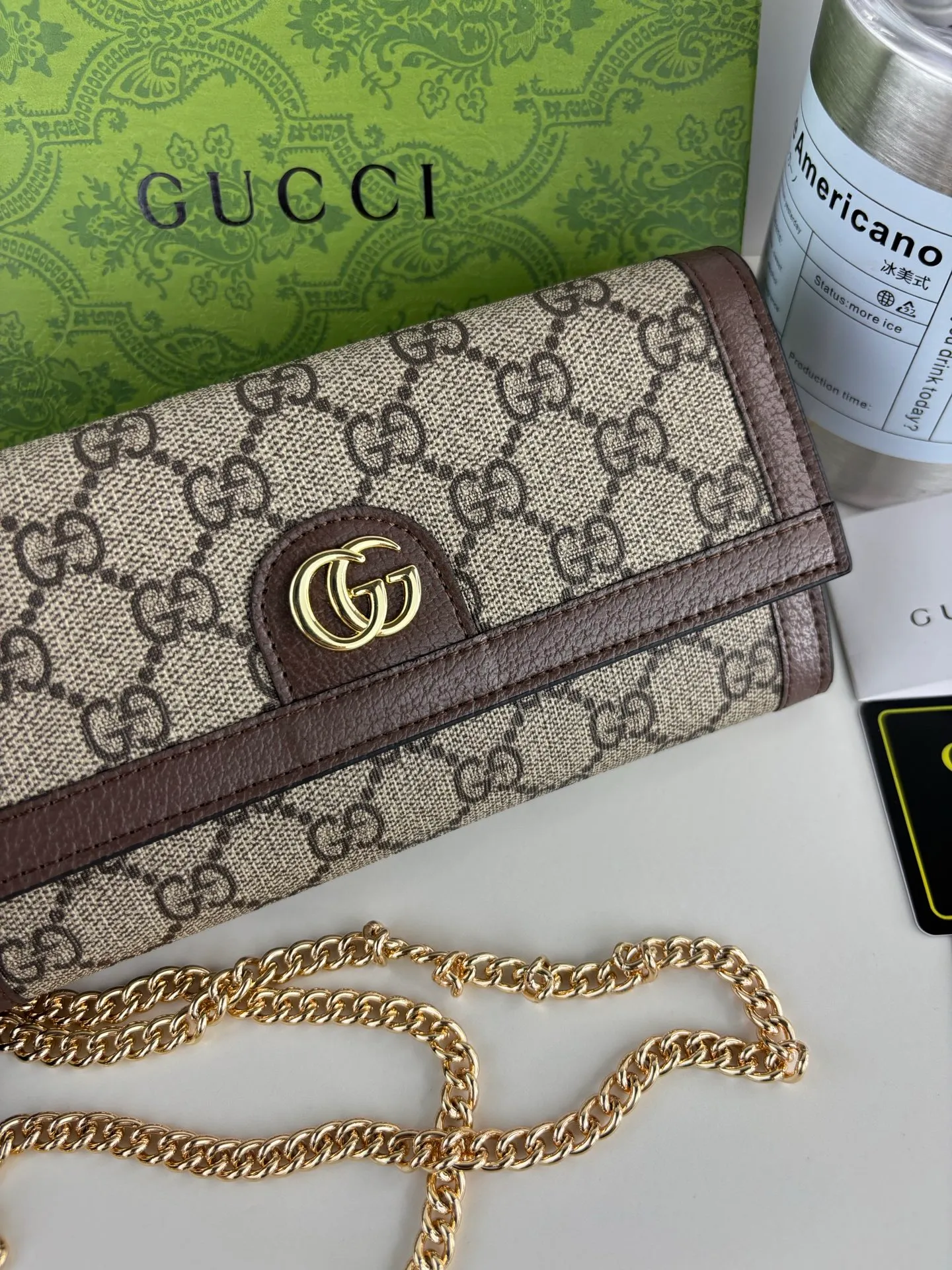 💰180 Ophidia series will launch new silhouettes and new fabrics every season, demonstrating the brand's continuous innovation of design concepts. The monogram pattern inspired by Mr. Guccio Gucci's initials continues to infuse new products with brand logo charm. Crafted from archive beige and ebony GG Supreme canvas, this chain wallet is cleverly integrated with Double G-shaped accessories to enrich the entire design. Style No.: 772309 Size: 19cm x 10cm x 3.5cm Color: Brown