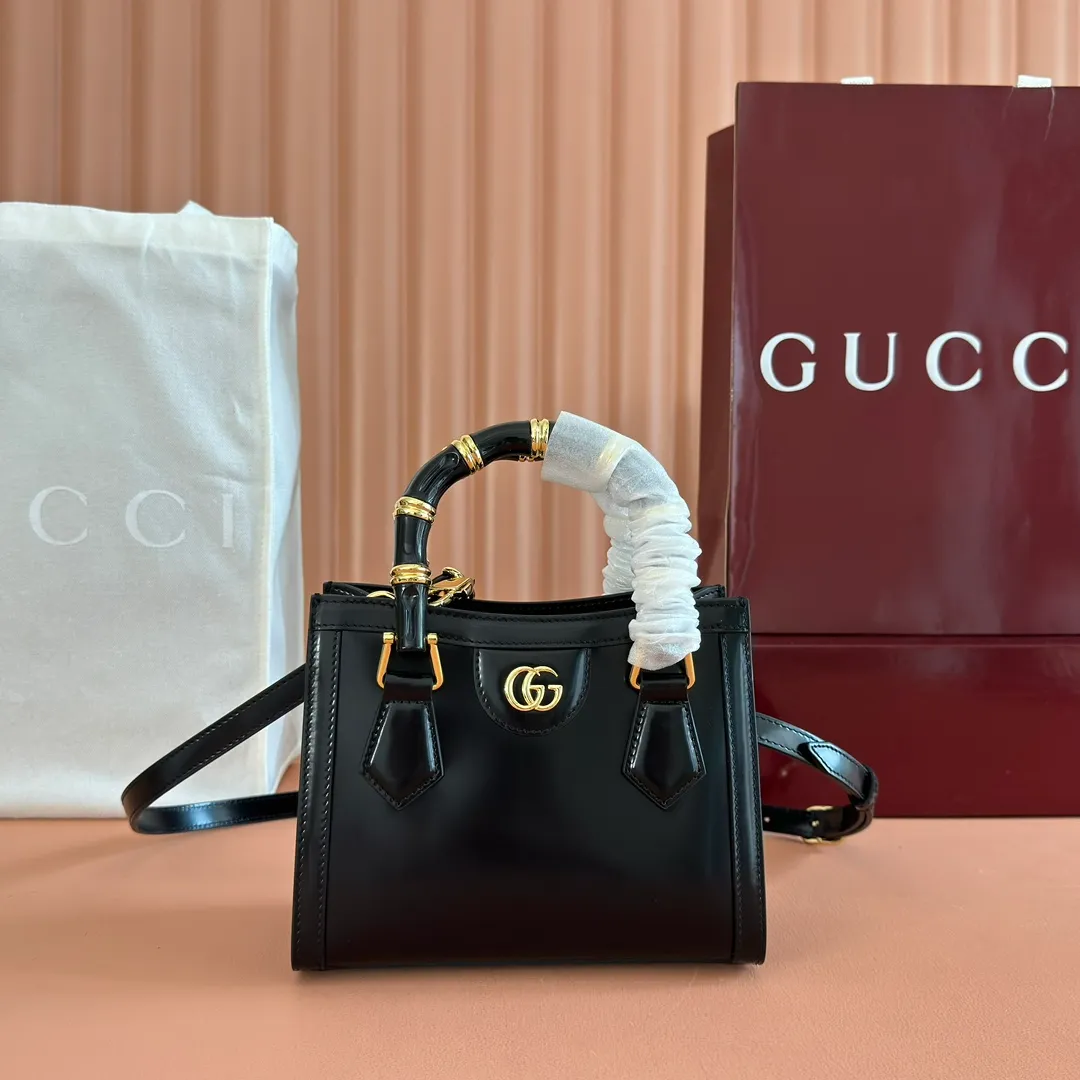 p1560. 💋💋💋【With full set of original counter packaging】【New Product】In the 2025 spring and summer series, the Gucci Diana series reinterprets classic bamboo accessories with resin and brass details. There are many ways to carry it, it can be carried cross-body or on the shoulder. Light purple glossy polished sheepskin Gold-tone hardware Bamboo shaped resin and brass handles Light purple sheepskin lining Double G Interior: One open pocket 8 cm high Removable and adjustable sheepskin shoulder strap (48 to 55 cm high); length adjustable from 93 to 109 cm Ident.: 832936. Dimensions: 20cm (width) x 16cm (height) x 10cm (depth) Weight: approx. 0.95kg Color: gram full leather. Made in Italy