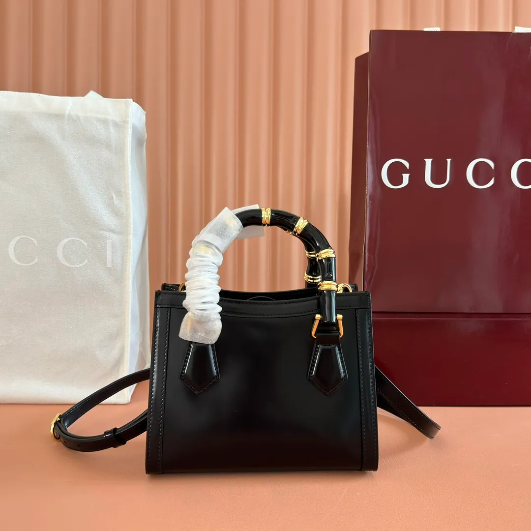 p1560. 💋💋💋【With full set of original counter packaging】【New Product】In the 2025 spring and summer series, the Gucci Diana series reinterprets classic bamboo accessories with resin and brass details. There are many ways to carry it, it can be carried cross-body or on the shoulder. Light purple glossy polished sheepskin Gold-tone hardware Bamboo shaped resin and brass handles Light purple sheepskin lining Double G Interior: One open pocket 8 cm high Removable and adjustable sheepskin shoulder strap (48 to 55 cm high); length adjustable from 93 to 109 cm Ident.: 832936. Dimensions: 20cm (width) x 16cm (height) x 10cm (depth) Weight: approx. 0.95kg Color: gram full leather. Made in Italy