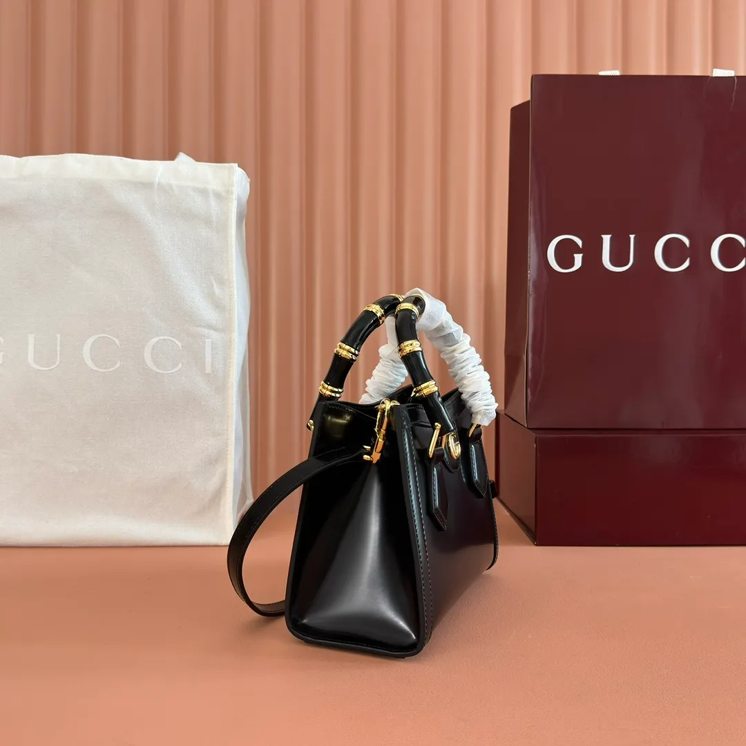 p1560. 💋💋💋【With full set of original counter packaging】【New Product】In the 2025 spring and summer series, the Gucci Diana series reinterprets classic bamboo accessories with resin and brass details. There are many ways to carry it, it can be carried cross-body or on the shoulder. Light purple glossy polished sheepskin Gold-tone hardware Bamboo shaped resin and brass handles Light purple sheepskin lining Double G Interior: One open pocket 8 cm high Removable and adjustable sheepskin shoulder strap (48 to 55 cm high); length adjustable from 93 to 109 cm Ident.: 832936. Dimensions: 20cm (width) x 16cm (height) x 10cm (depth) Weight: approx. 0.95kg Color: gram full leather. Made in Italy