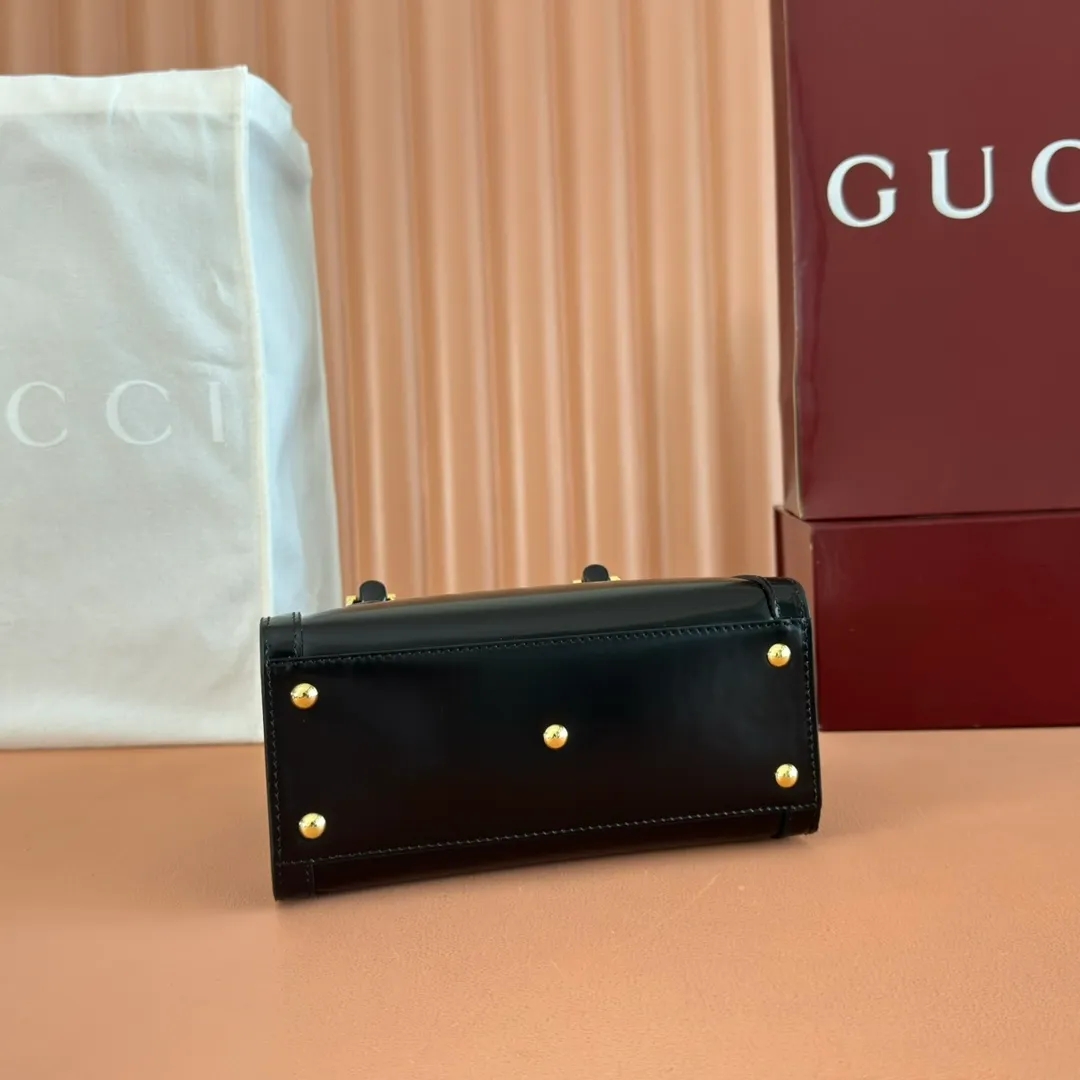 p1560. 💋💋💋【With full set of original counter packaging】【New Product】In the 2025 spring and summer series, the Gucci Diana series reinterprets classic bamboo accessories with resin and brass details. There are many ways to carry it, it can be carried cross-body or on the shoulder. Light purple glossy polished sheepskin Gold-tone hardware Bamboo shaped resin and brass handles Light purple sheepskin lining Double G Interior: One open pocket 8 cm high Removable and adjustable sheepskin shoulder strap (48 to 55 cm high); length adjustable from 93 to 109 cm Ident.: 832936. Dimensions: 20cm (width) x 16cm (height) x 10cm (depth) Weight: approx. 0.95kg Color: gram full leather. Made in Italy
