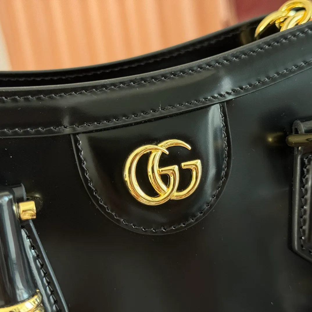 p1560. 💋💋💋【With full set of original counter packaging】【New Product】In the 2025 spring and summer series, the Gucci Diana series reinterprets classic bamboo accessories with resin and brass details. There are many ways to carry it, it can be carried cross-body or on the shoulder. Light purple glossy polished sheepskin Gold-tone hardware Bamboo shaped resin and brass handles Light purple sheepskin lining Double G Interior: One open pocket 8 cm high Removable and adjustable sheepskin shoulder strap (48 to 55 cm high); length adjustable from 93 to 109 cm Ident.: 832936. Dimensions: 20cm (width) x 16cm (height) x 10cm (depth) Weight: approx. 0.95kg Color: gram full leather. Made in Italy