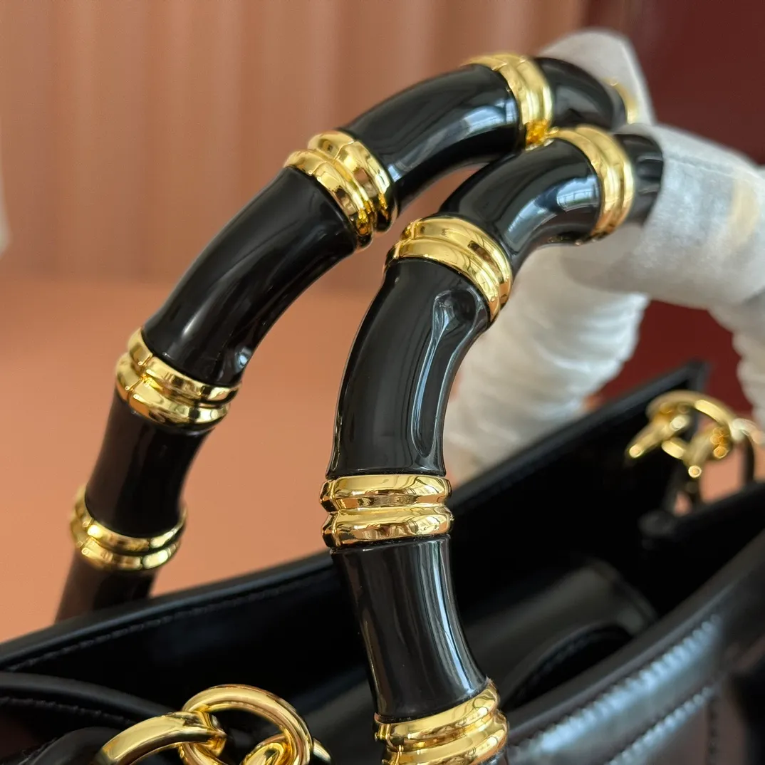 p1560. 💋💋💋【With full set of original counter packaging】【New Product】In the 2025 spring and summer series, the Gucci Diana series reinterprets classic bamboo accessories with resin and brass details. There are many ways to carry it, it can be carried cross-body or on the shoulder. Light purple glossy polished sheepskin Gold-tone hardware Bamboo shaped resin and brass handles Light purple sheepskin lining Double G Interior: One open pocket 8 cm high Removable and adjustable sheepskin shoulder strap (48 to 55 cm high); length adjustable from 93 to 109 cm Ident.: 832936. Dimensions: 20cm (width) x 16cm (height) x 10cm (depth) Weight: approx. 0.95kg Color: gram full leather. Made in Italy