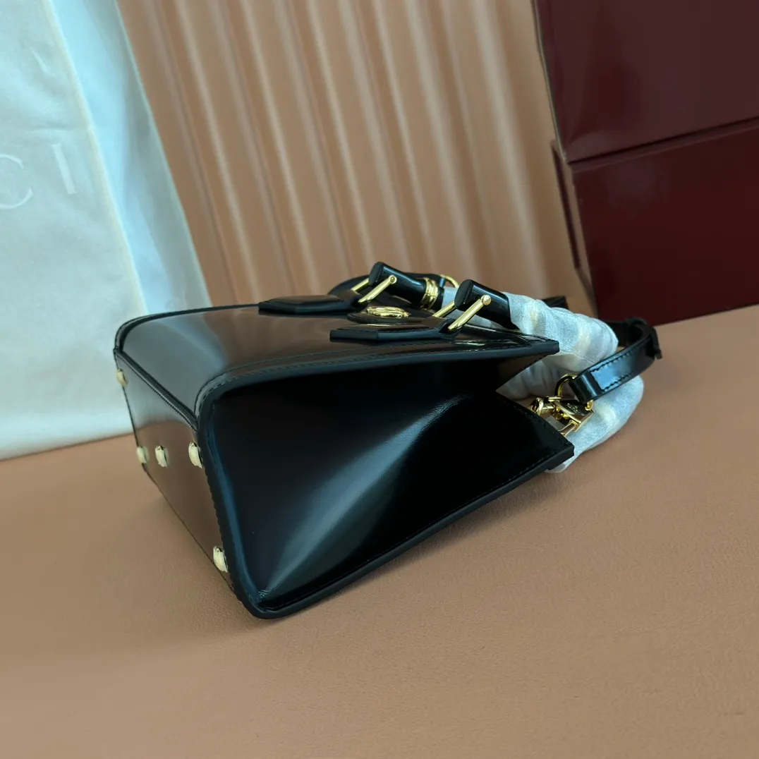 p1560. 💋💋💋【With full set of original counter packaging】【New Product】In the 2025 spring and summer series, the Gucci Diana series reinterprets classic bamboo accessories with resin and brass details. There are many ways to carry it, it can be carried cross-body or on the shoulder. Light purple glossy polished sheepskin Gold-tone hardware Bamboo shaped resin and brass handles Light purple sheepskin lining Double G Interior: One open pocket 8 cm high Removable and adjustable sheepskin shoulder strap (48 to 55 cm high); length adjustable from 93 to 109 cm Ident.: 832936. Dimensions: 20cm (width) x 16cm (height) x 10cm (depth) Weight: approx. 0.95kg Color: gram full leather. Made in Italy