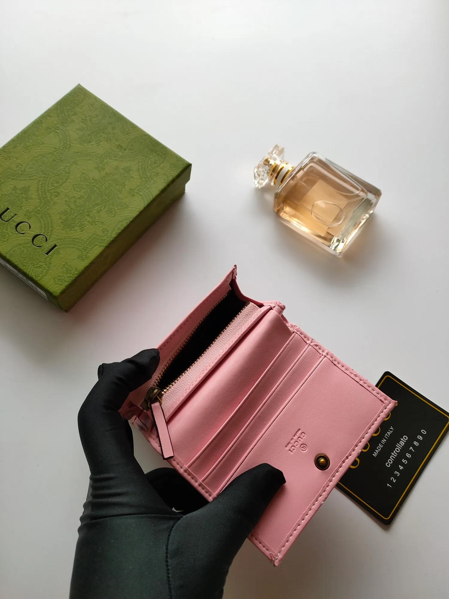 🇮🇹Gucci🅿140 original quality model: 466492 red butterfly human-shaped pattern, with exclusive supply from the entire network👛Whether it is materials, workmanship, logo, coding, wiring, every detail fully expresses the wonderful connotation of Gucci👜👜💯Quality assurance, no worries after sales, 💯Original materials! 💯Real shot📷👉The quality can be seen in the picture😘😘. Size: 11*9*3.