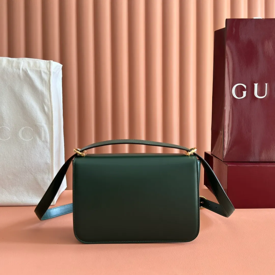 p1640. 💋💋💋【With full set of original counter packaging】2025 autumn and winter series, the Gucci Siena series small shoulder bag continues the evolution of the iconic element of Gucci's classic horsebit. Crafted from fine glossy leather, this shoulder bag has a structured shape and a half-horsebit buckle design from the 1970s. Finished with gold-tone hardware, the interior is lined with three levels of gusseting and a zipped pocket. Black fine glossy leather Gold-tone hardware Black leather lining Interior: 3-level fastening and 1 zipped pocket Shoulder straps: Height: 23cm – 25cm; Length: 127cm Half-horsebit snap fastener Ident: 846705. Dimensions: 22.5cm (width) x 14cm (height) x 8cm (depth) Weight: approx. 0.7kg Color: green full leather. Made in Italy