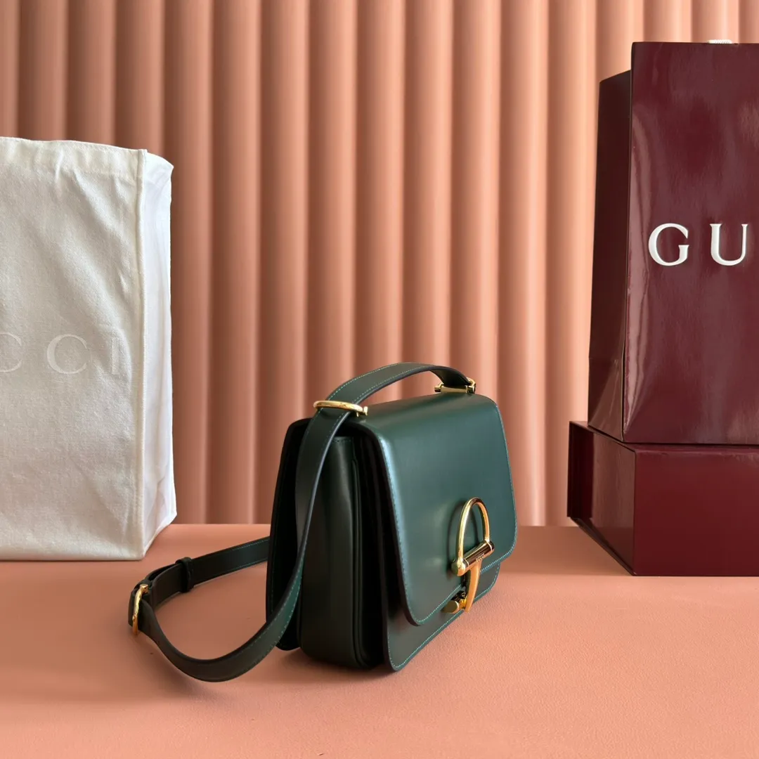 p1640. 💋💋💋【With full set of original counter packaging】2025 autumn and winter series, the Gucci Siena series small shoulder bag continues the evolution of the iconic element of Gucci's classic horsebit. Crafted from fine glossy leather, this shoulder bag has a structured shape and a half-horsebit buckle design from the 1970s. Finished with gold-tone hardware, the interior is lined with three levels of gusseting and a zipped pocket. Black fine glossy leather Gold-tone hardware Black leather lining Interior: 3-level fastening and 1 zipped pocket Shoulder straps: Height: 23cm – 25cm; Length: 127cm Half-horsebit snap fastener Ident: 846705. Dimensions: 22.5cm (width) x 14cm (height) x 8cm (depth) Weight: approx. 0.7kg Color: green full leather. Made in Italy