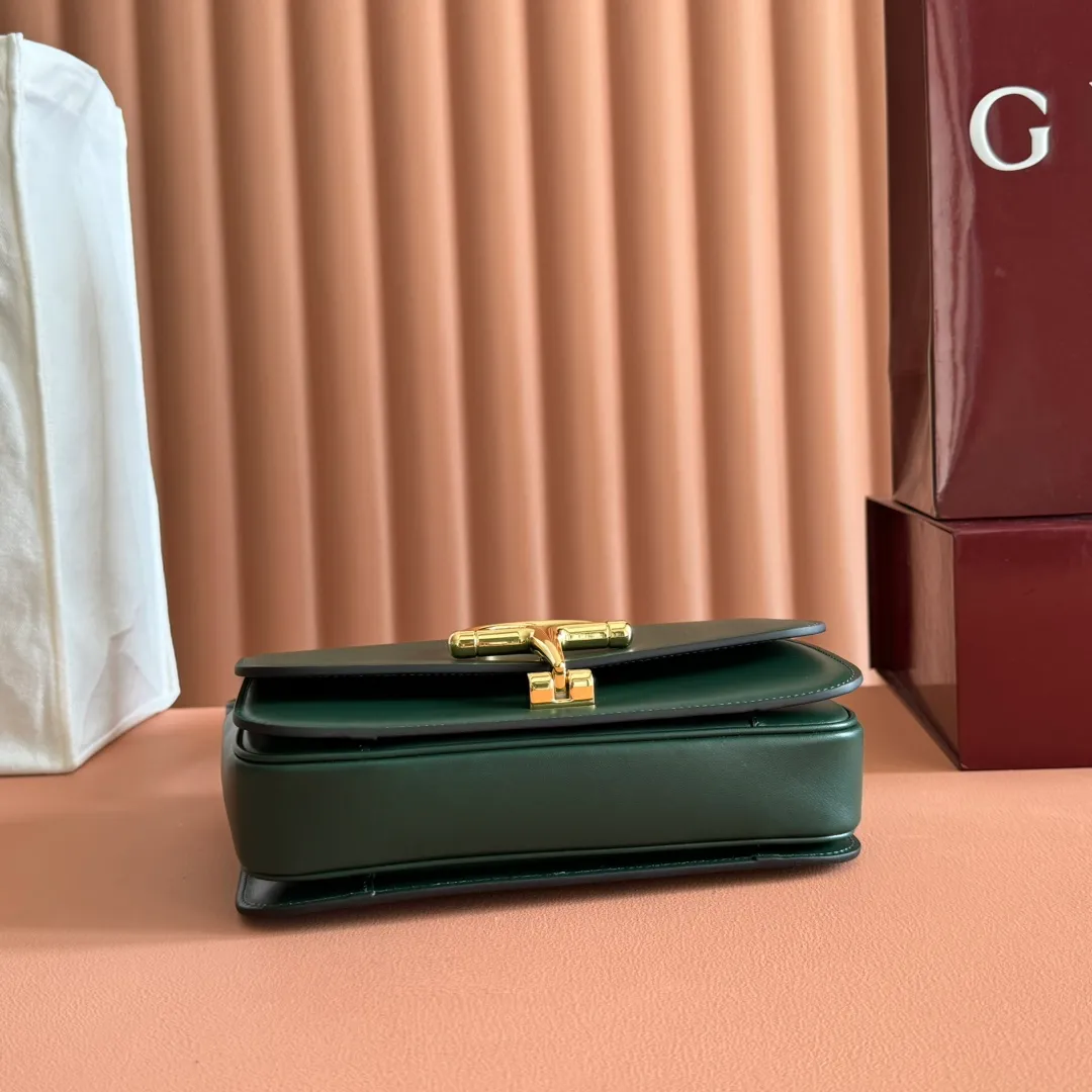 p1640. 💋💋💋【With full set of original counter packaging】2025 autumn and winter series, the Gucci Siena series small shoulder bag continues the evolution of the iconic element of Gucci's classic horsebit. Crafted from fine glossy leather, this shoulder bag has a structured shape and a half-horsebit buckle design from the 1970s. Finished with gold-tone hardware, the interior is lined with three levels of gusseting and a zipped pocket. Black fine glossy leather Gold-tone hardware Black leather lining Interior: 3-level fastening and 1 zipped pocket Shoulder straps: Height: 23cm – 25cm; Length: 127cm Half-horsebit snap fastener Ident: 846705. Dimensions: 22.5cm (width) x 14cm (height) x 8cm (depth) Weight: approx. 0.7kg Color: green full leather. Made in Italy