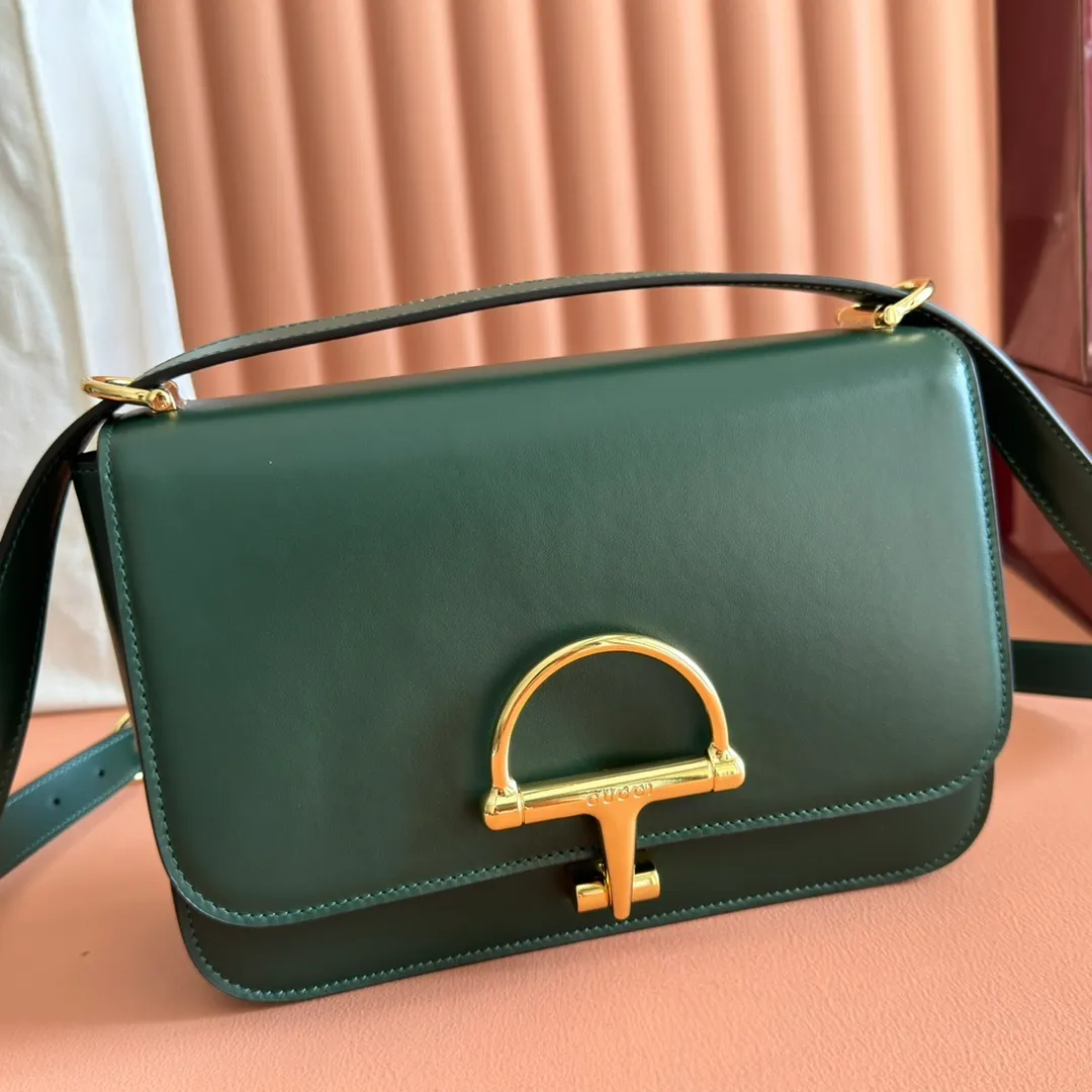 p1640. 💋💋💋【With full set of original counter packaging】2025 autumn and winter series, the Gucci Siena series small shoulder bag continues the evolution of the iconic element of Gucci's classic horsebit. Crafted from fine glossy leather, this shoulder bag has a structured shape and a half-horsebit buckle design from the 1970s. Finished with gold-tone hardware, the interior is lined with three levels of gusseting and a zipped pocket. Black fine glossy leather Gold-tone hardware Black leather lining Interior: 3-level fastening and 1 zipped pocket Shoulder straps: Height: 23cm – 25cm; Length: 127cm Half-horsebit snap fastener Ident: 846705. Dimensions: 22.5cm (width) x 14cm (height) x 8cm (depth) Weight: approx. 0.7kg Color: green full leather. Made in Italy
