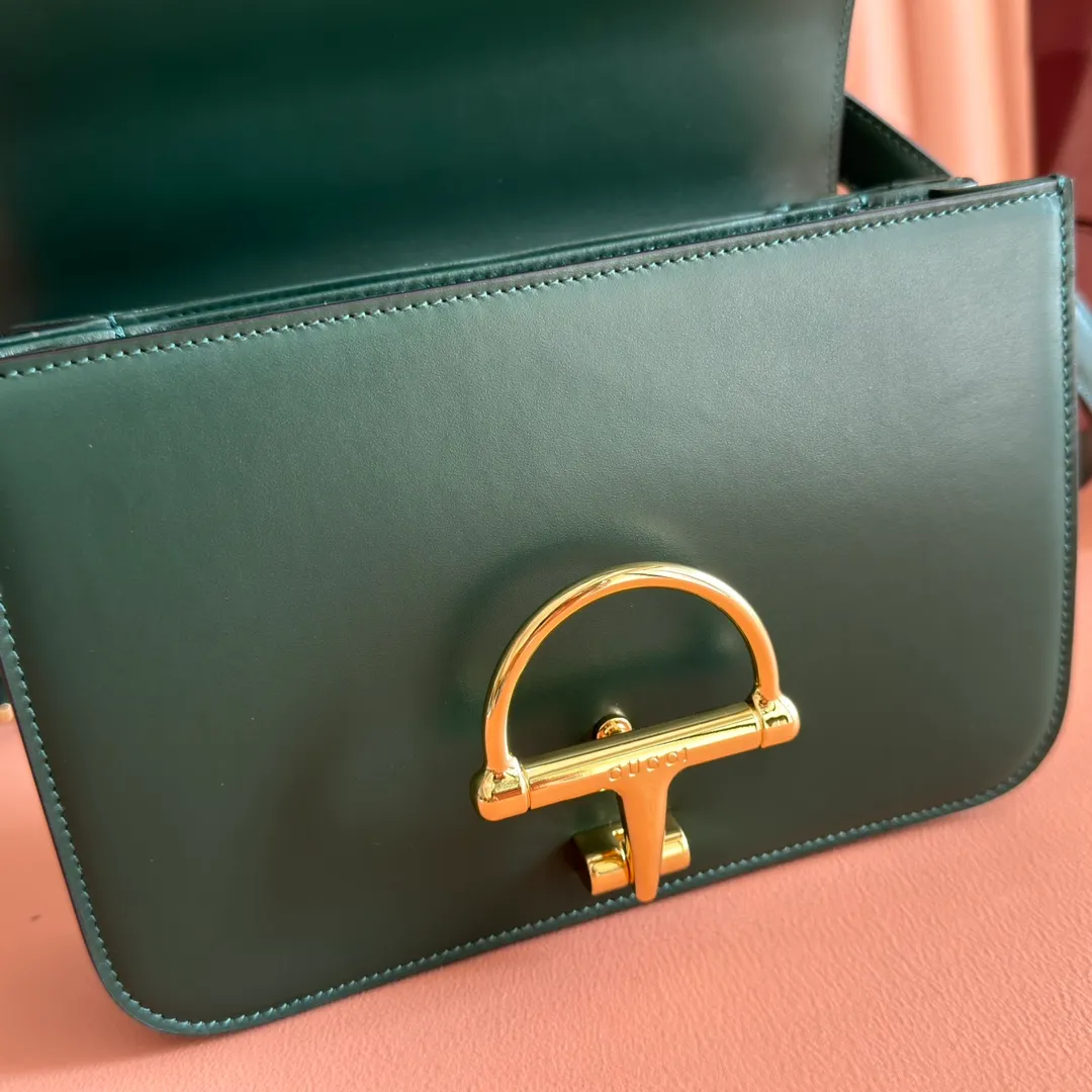 p1640. 💋💋💋【With full set of original counter packaging】2025 autumn and winter series, the Gucci Siena series small shoulder bag continues the evolution of the iconic element of Gucci's classic horsebit. Crafted from fine glossy leather, this shoulder bag has a structured shape and a half-horsebit buckle design from the 1970s. Finished with gold-tone hardware, the interior is lined with three levels of gusseting and a zipped pocket. Black fine glossy leather Gold-tone hardware Black leather lining Interior: 3-level fastening and 1 zipped pocket Shoulder straps: Height: 23cm – 25cm; Length: 127cm Half-horsebit snap fastener Ident: 846705. Dimensions: 22.5cm (width) x 14cm (height) x 8cm (depth) Weight: approx. 0.7kg Color: green full leather. Made in Italy