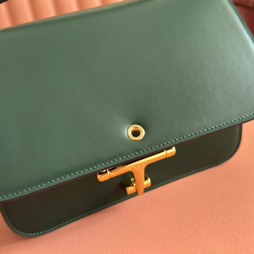p1640. 💋💋💋【With full set of original counter packaging】2025 autumn and winter series, the Gucci Siena series small shoulder bag continues the evolution of the iconic element of Gucci's classic horsebit. Crafted from fine glossy leather, this shoulder bag has a structured shape and a half-horsebit buckle design from the 1970s. Finished with gold-tone hardware, the interior is lined with three levels of gusseting and a zipped pocket. Black fine glossy leather Gold-tone hardware Black leather lining Interior: 3-level fastening and 1 zipped pocket Shoulder straps: Height: 23cm – 25cm; Length: 127cm Half-horsebit snap fastener Ident: 846705. Dimensions: 22.5cm (width) x 14cm (height) x 8cm (depth) Weight: approx. 0.7kg Color: green full leather. Made in Italy