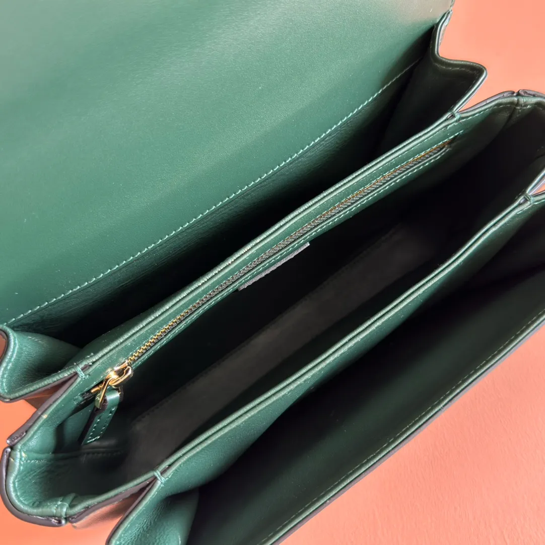 p1640. 💋💋💋【With full set of original counter packaging】2025 autumn and winter series, the Gucci Siena series small shoulder bag continues the evolution of the iconic element of Gucci's classic horsebit. Crafted from fine glossy leather, this shoulder bag has a structured shape and a half-horsebit buckle design from the 1970s. Finished with gold-tone hardware, the interior is lined with three levels of gusseting and a zipped pocket. Black fine glossy leather Gold-tone hardware Black leather lining Interior: 3-level fastening and 1 zipped pocket Shoulder straps: Height: 23cm – 25cm; Length: 127cm Half-horsebit snap fastener Ident: 846705. Dimensions: 22.5cm (width) x 14cm (height) x 8cm (depth) Weight: approx. 0.7kg Color: green full leather. Made in Italy