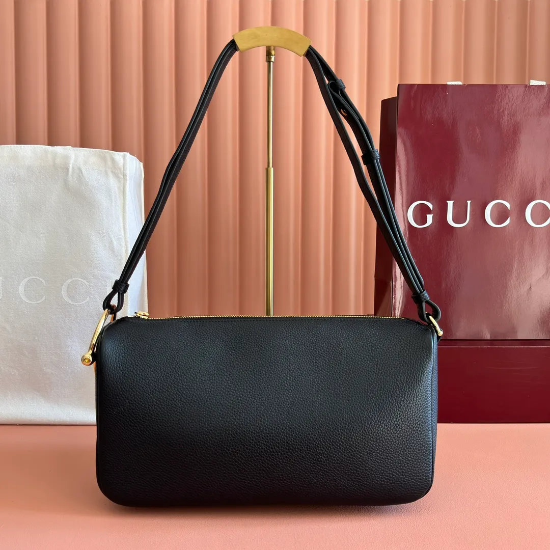 p1220💋💋💋【Original configuration counter full set packaging】Renewedly presents the Gucci Half Horsebit series, reinterpreting one of the brand's most iconic elements in a modern style. The collection cleverly combines relaxed silhouettes with the iconic half-horsebit hardware, which gives rise to its name. Ivory grained soft leather Gold-tone hardware White linen-cotton blend lining Half horsebit closure Interior: One open pocket Adjustable cowhide leather shoulder strap (height: 32cm - 34cm; length: 66cm - 73cm) Zip closure Ident: 860787. Dimensions: 31.5cm (width) x 17cm (height) x 12cm (depth) Weight: approx. 0.7kg