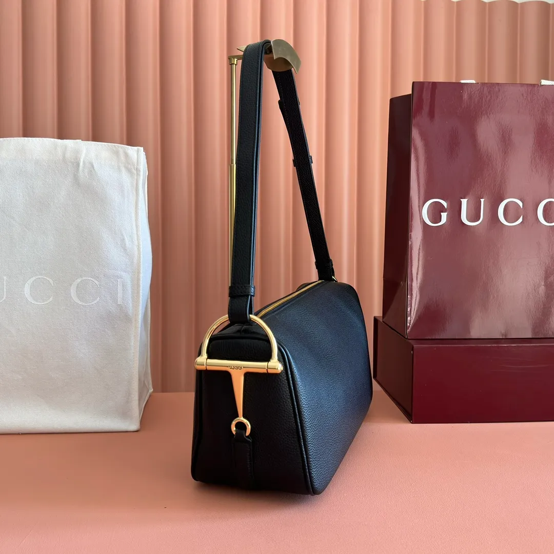 p1220💋💋💋【Original configuration counter full set packaging】Renewedly presents the Gucci Half Horsebit series, reinterpreting one of the brand's most iconic elements in a modern style. The collection cleverly combines relaxed silhouettes with the iconic half-horsebit hardware, which gives rise to its name. Ivory grained soft leather Gold-tone hardware White linen-cotton blend lining Half horsebit closure Interior: One open pocket Adjustable cowhide leather shoulder strap (height: 32cm - 34cm; length: 66cm - 73cm) Zip closure Ident: 860787. Dimensions: 31.5cm (width) x 17cm (height) x 12cm (depth) Weight: approx. 0.7kg