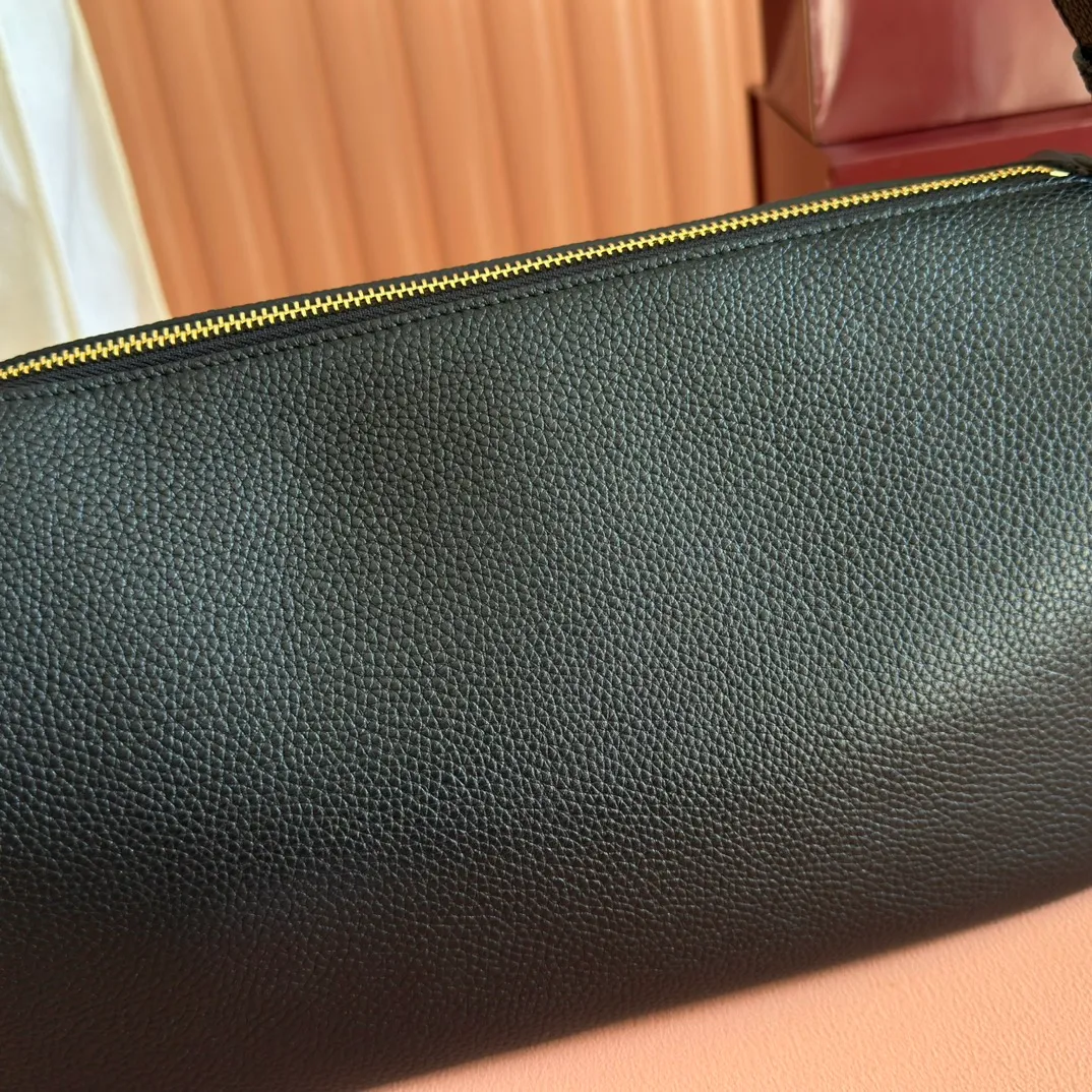 p1220💋💋💋【Original configuration counter full set packaging】Renewedly presents the Gucci Half Horsebit series, reinterpreting one of the brand's most iconic elements in a modern style. The collection cleverly combines relaxed silhouettes with the iconic half-horsebit hardware, which gives rise to its name. Ivory grained soft leather Gold-tone hardware White linen-cotton blend lining Half horsebit closure Interior: One open pocket Adjustable cowhide leather shoulder strap (height: 32cm - 34cm; length: 66cm - 73cm) Zip closure Ident: 860787. Dimensions: 31.5cm (width) x 17cm (height) x 12cm (depth) Weight: approx. 0.7kg