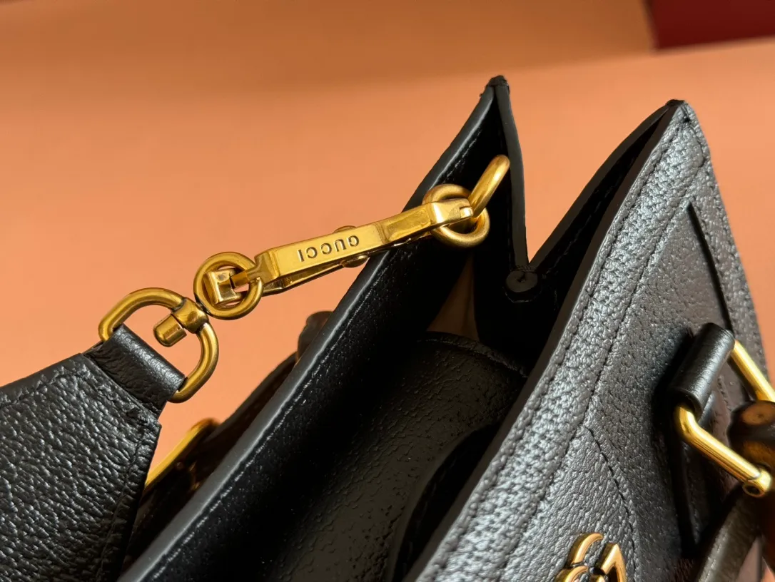 p1420. 📣📣📣【Original leather with complete packaging】🔥🔥Mini tote bag combines two recognizable brand elements, bamboo handles and double G accessories. The blue leather material and two khaki buckles complement each other, highlighting the smart and elegant temperament. Mini size: 20*16*10cm Model: 702732.