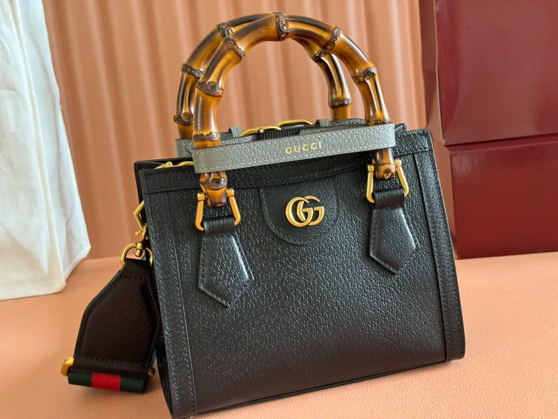 p1420. 📣📣📣【Original leather with complete packaging】🔥🔥Mini tote bag combines two recognizable brand elements, bamboo handles and double G accessories. The blue leather material and two khaki buckles complement each other, highlighting the smart and elegant temperament. Mini size: 20*16*10cm Model: 702732.