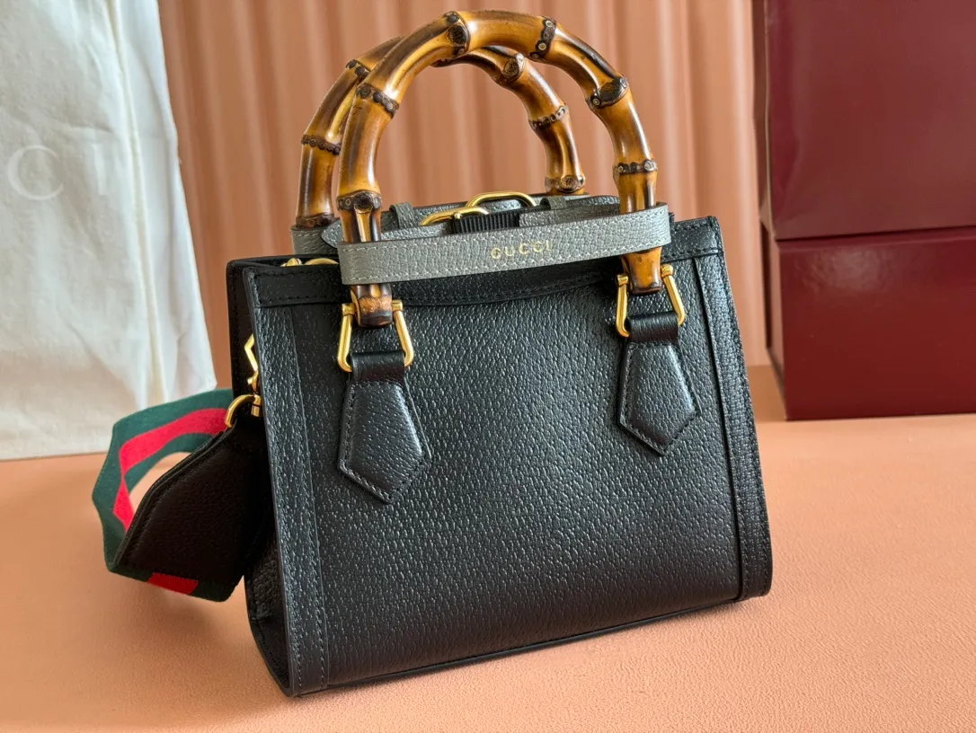 p1420. 📣📣📣【Original leather with complete packaging】🔥🔥Mini tote bag combines two recognizable brand elements, bamboo handles and double G accessories. The blue leather material and two khaki buckles complement each other, highlighting the smart and elegant temperament. Mini size: 20*16*10cm Model: 702732.