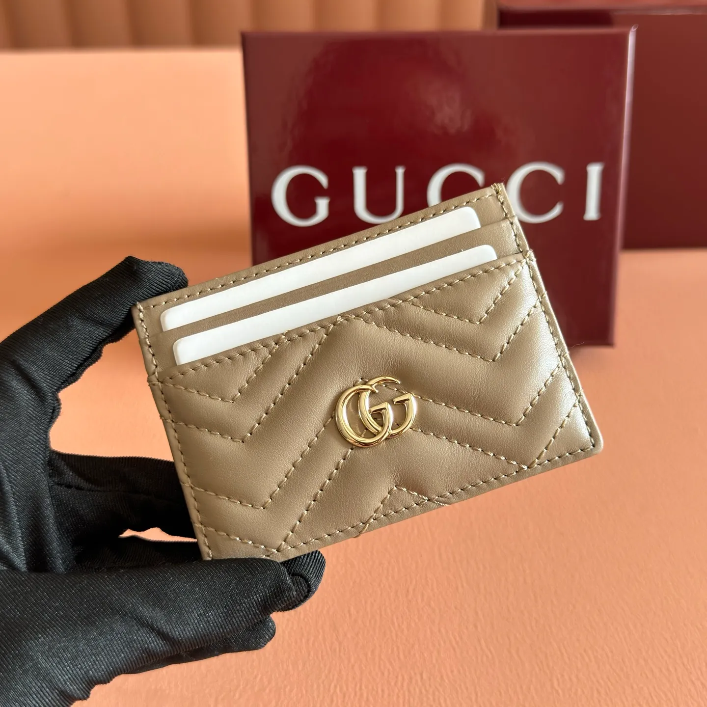 p280. 📣📣📣【Original leather accessories🌈(Cdfmall Sanya Duty Free Shop Handbag)🔥🔥 GG Marmont series quilted card holder. Gucci's classic small accessories continue to inject new vitality into the brand's evolving aesthetic concept. As a masterpiece of the 2023 spring and summer series, the leather goods series is presented in rose beige, and the delicate and elegant tone announces the arrival of the new season. It is elegantly presented in the Marmont collection card holder, complemented by matching accessories in rose beige V-shaped Matelassé leather, brass hardware with rose beige ceramic effect finish, double G lined in moiré, four card compartments. Dimensions: 10 cm (W) x 7 cm (H) Colour: Milk Tea Light Gold/G Original leather.