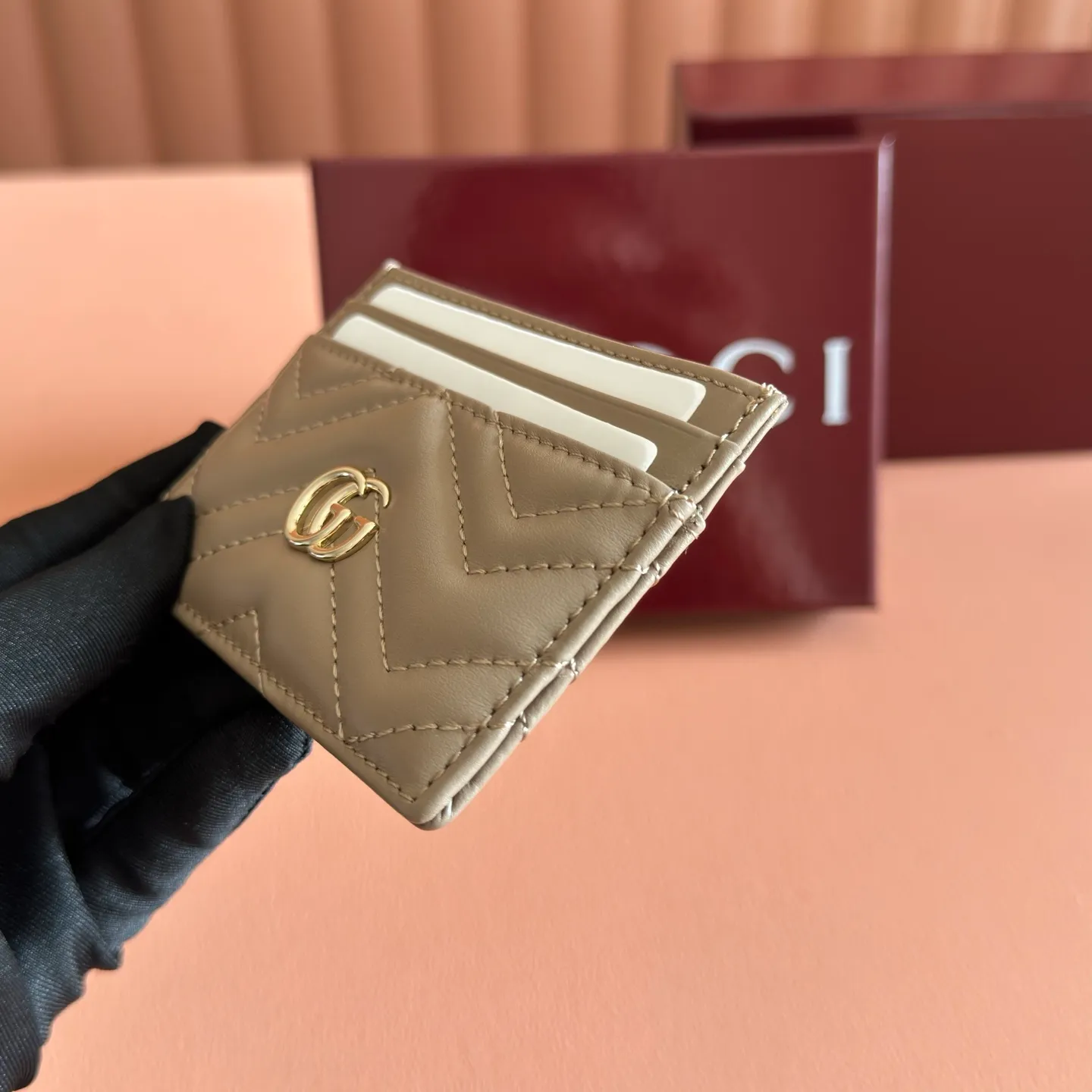p280. 📣📣📣【Original leather accessories🌈(Cdfmall Sanya Duty Free Shop Handbag)🔥🔥 GG Marmont series quilted card holder. Gucci's classic small accessories continue to inject new vitality into the brand's evolving aesthetic concept. As a masterpiece of the 2023 spring and summer series, the leather goods series is presented in rose beige, and the delicate and elegant tone announces the arrival of the new season. It is elegantly presented in the Marmont collection card holder, complemented by matching accessories in rose beige V-shaped Matelassé leather, brass hardware with rose beige ceramic effect finish, double G lined in moiré, four card compartments. Dimensions: 10 cm (W) x 7 cm (H) Colour: Milk Tea Light Gold/G Original leather.