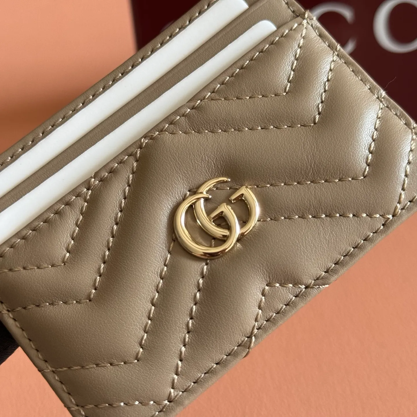 p280. 📣📣📣【Original leather accessories🌈(Cdfmall Sanya Duty Free Shop Handbag)🔥🔥 GG Marmont series quilted card holder. Gucci's classic small accessories continue to inject new vitality into the brand's evolving aesthetic concept. As a masterpiece of the 2023 spring and summer series, the leather goods series is presented in rose beige, and the delicate and elegant tone announces the arrival of the new season. It is elegantly presented in the Marmont collection card holder, complemented by matching accessories in rose beige V-shaped Matelassé leather, brass hardware with rose beige ceramic effect finish, double G lined in moiré, four card compartments. Dimensions: 10 cm (W) x 7 cm (H) Colour: Milk Tea Light Gold/G Original leather.