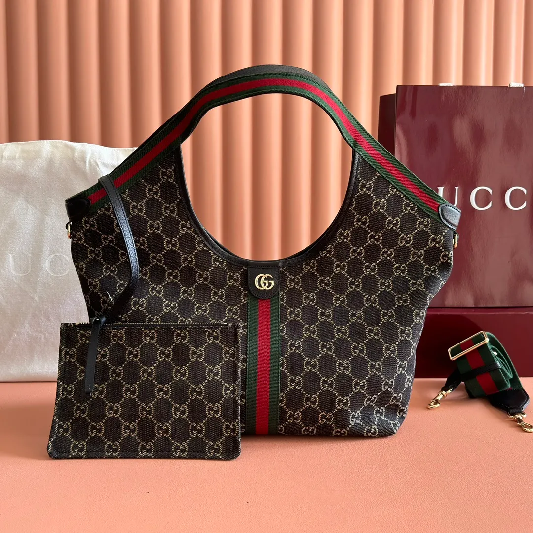 p1060. 💋💋💋"With full set of original counter packaging" [New Product] The Gucci Giglio series is newly unveiled at the Florence 2026 early spring fashion show, paying tribute to the brand's Italian roots and integrating timeless heritage and innovative spirit. This spacious tote bag is crafted in GG canvas, embellished with webbing piping and comes with a detachable clutch. Off-white and dark brown GG canvas, trimmed with red and green webbing, green cotton lining, Double G, with detachable clutch, magnetic buckle closure, model number: 853972. Dimensions: 50cm (width) x 47cm (height) x 14cm (d) Color: black cloth/black. Made in Italy