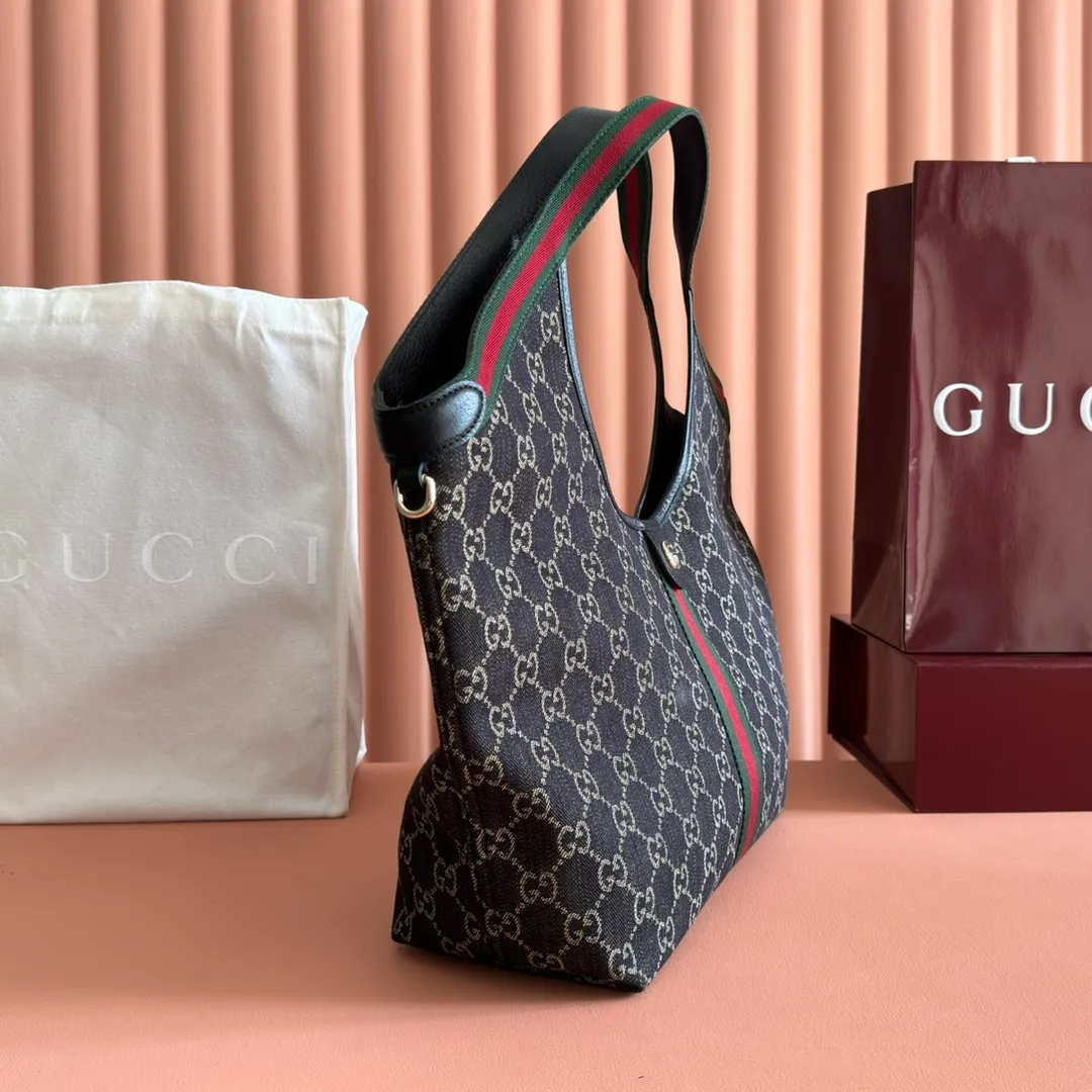 p1060. 💋💋💋"With full set of original counter packaging" [New Product] The Gucci Giglio series is newly unveiled at the Florence 2026 early spring fashion show, paying tribute to the brand's Italian roots and integrating timeless heritage and innovative spirit. This spacious tote bag is crafted in GG canvas, embellished with webbing piping and comes with a detachable clutch. Off-white and dark brown GG canvas, trimmed with red and green webbing, green cotton lining, Double G, with detachable clutch, magnetic buckle closure, model number: 853972. Dimensions: 50cm (width) x 47cm (height) x 14cm (d) Color: black cloth/black. Made in Italy